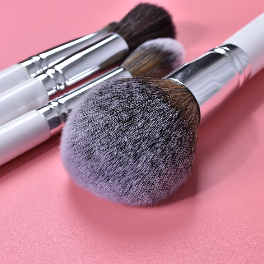 ชุดแปรงแต่งหน้า 26 ชิ้นศิลปินมืออาชีพโดยใช้แปรงผสมคอนทัวร์ดวงตาคุณภาพสูงแปรงสีขาวโลโก้ที่กําหนดเอง