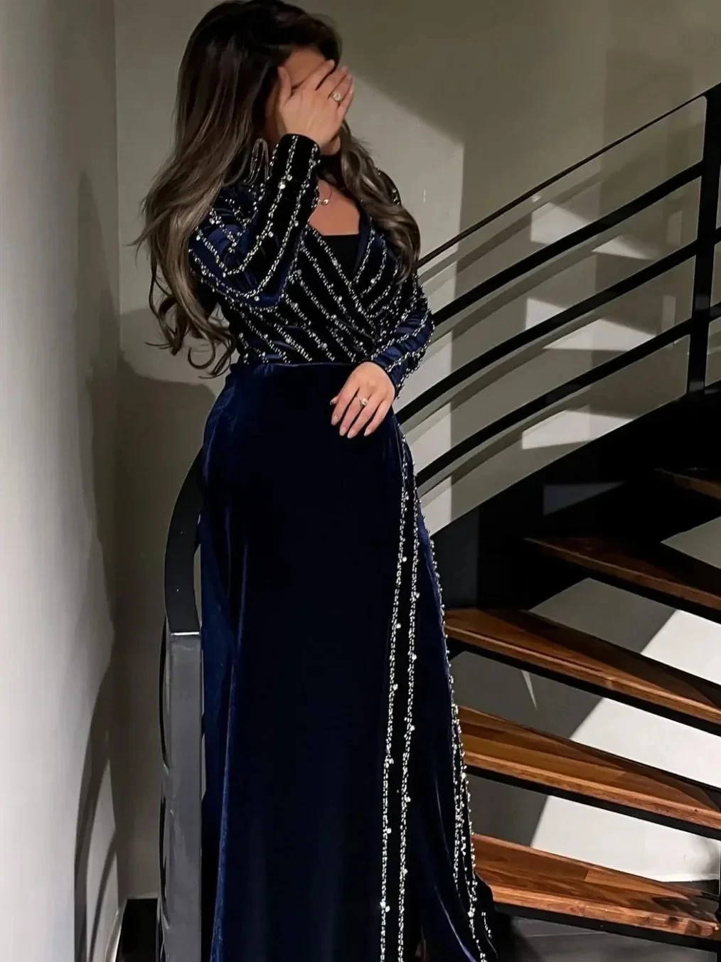 Navy Blue Velvet V-Neck Evening Dresses A Line Beads Gorgeous Side Slit Formal Occasion Prom Gowns Long Sleeves فساتين الحفلات