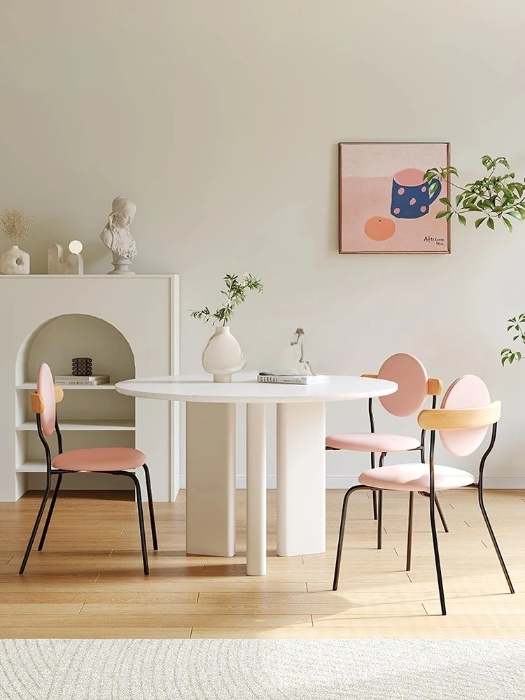 

Круглый обеденный стол кремового цвета, комбинация круглого стола и стула из терраццо с акриловым мрамором