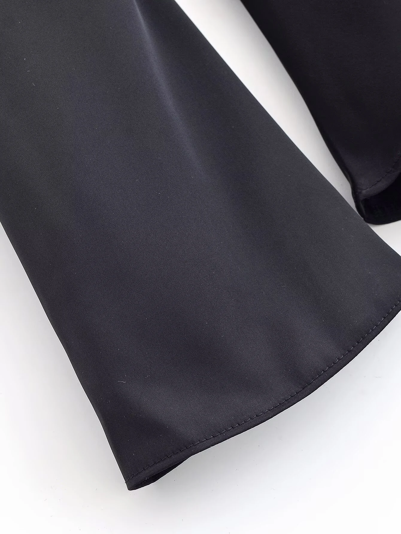 ZERAINS Winter neue Damenbekleidung, französisches Design, schmale Passform, V-Ausschnitt, langärmeliges Seidenstruktur-Schalhemd