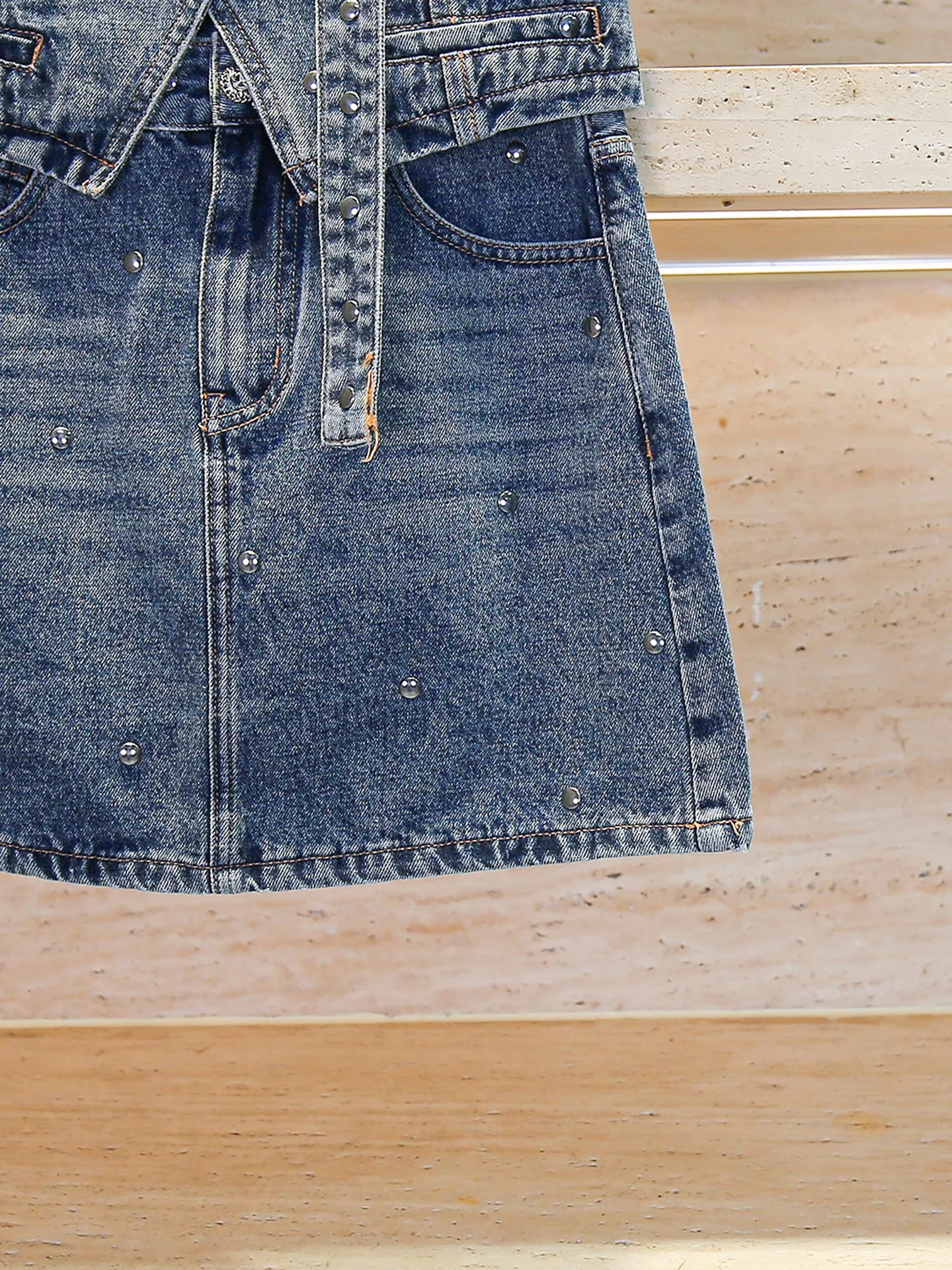 

High-End Women's Summer V-Ne Denim Vest Top + Skirt Set with Belt And Rivet Design Faionable Two-Piece Ensemble