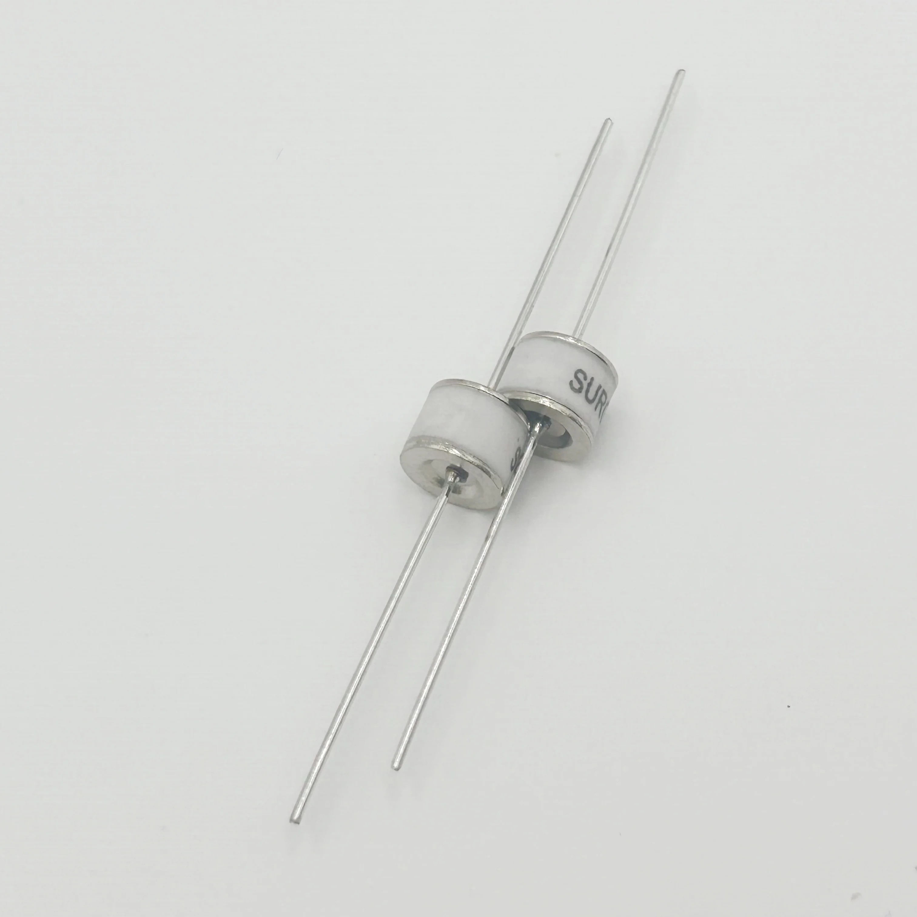10PCS/LOT 3000V ceramic gas discharge tube 8*6mm 10KA 2RM3000L-8 SXH81-302X 2R3000TB-8 SC2E8 B8G ZM86 3000V Surge protective