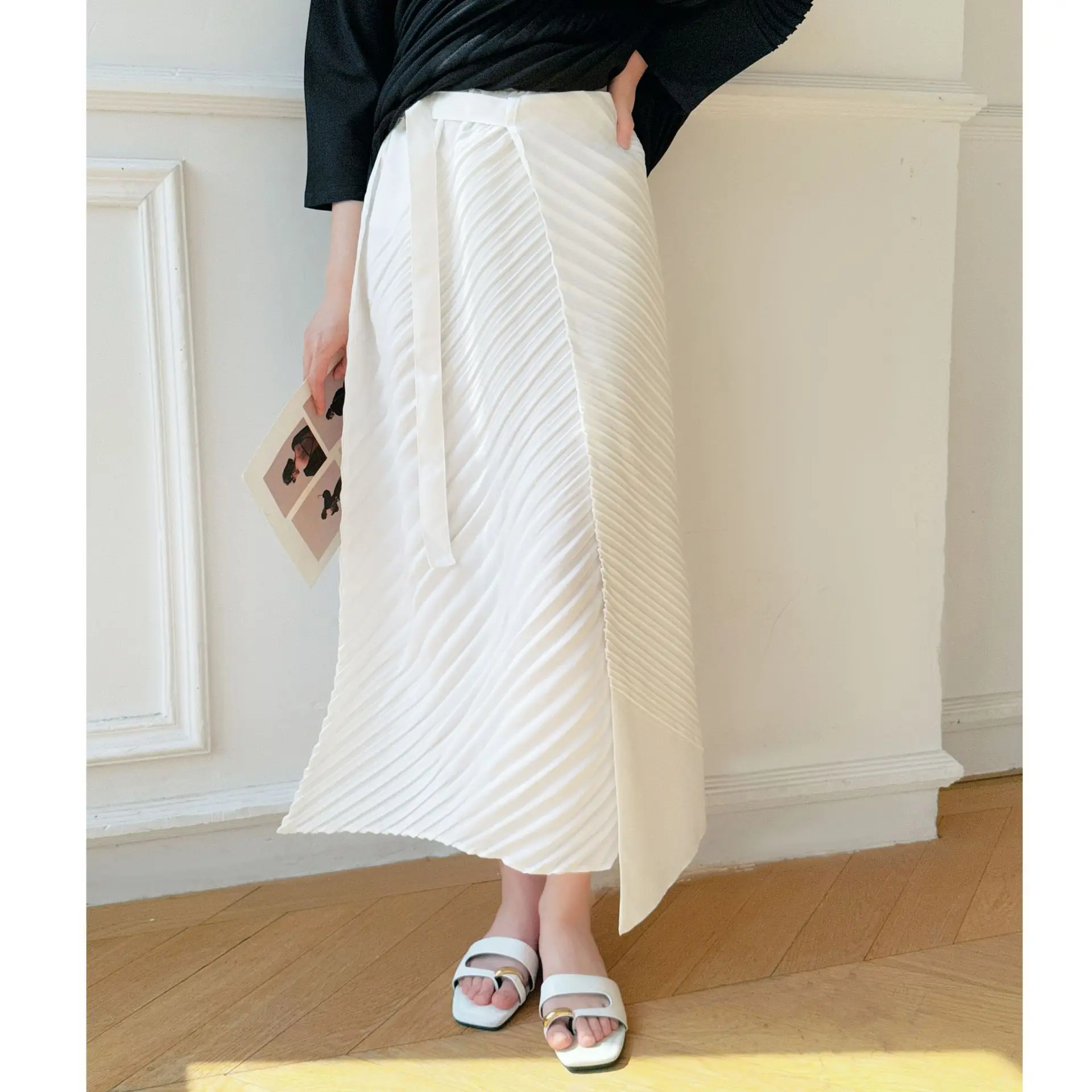 Damska plisowana spódnica midi w kolorze królewskiego błękitu z wysokim stanem, plisowana, z elastycznego materiału, elegancka, codzienna, do noszenia w biurze, na wiosnę i lato.