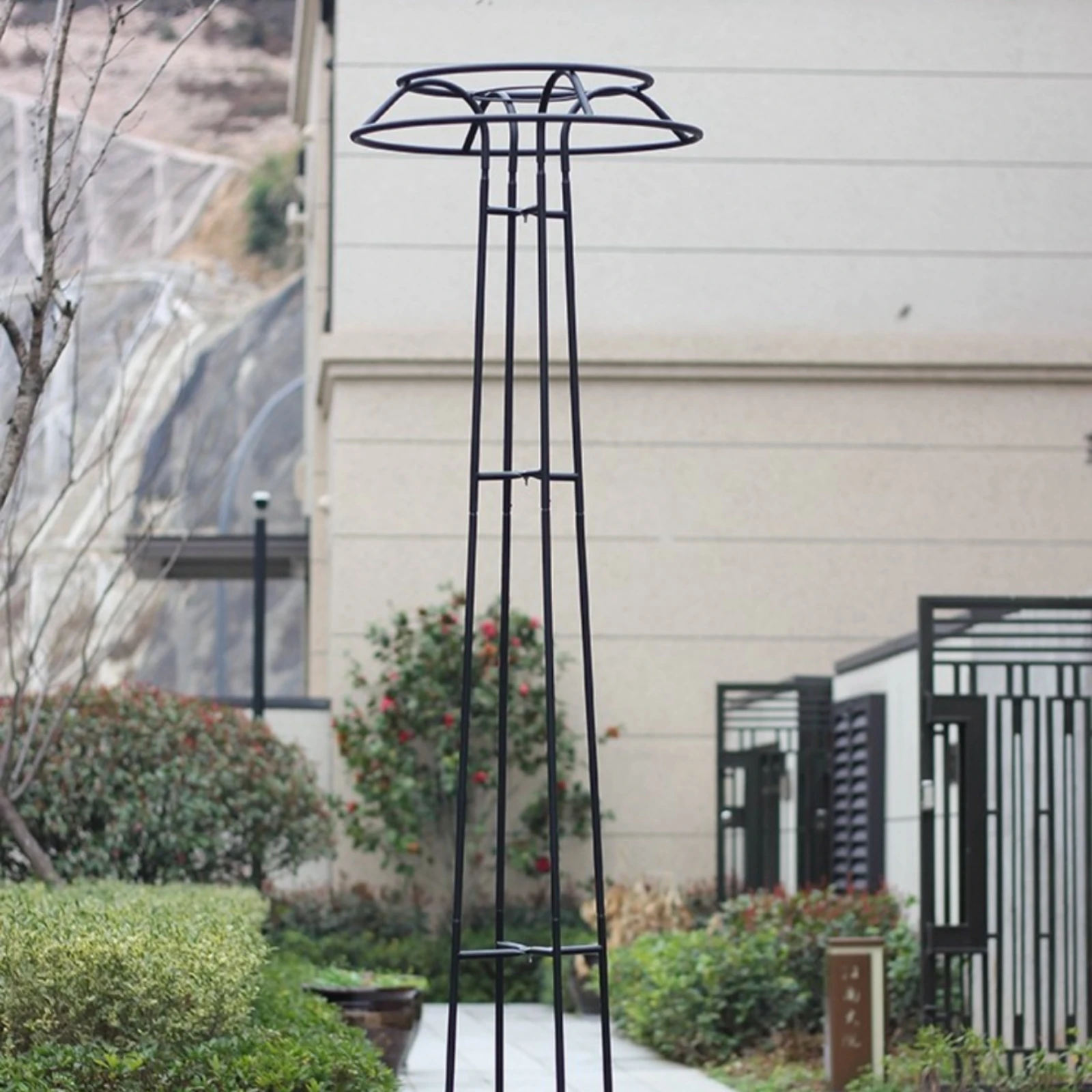 

Cap-Topped Top Trellis Tall Metal Climbing Trellis Garden Structure Cross Braces Tapered Frame for Courtyard