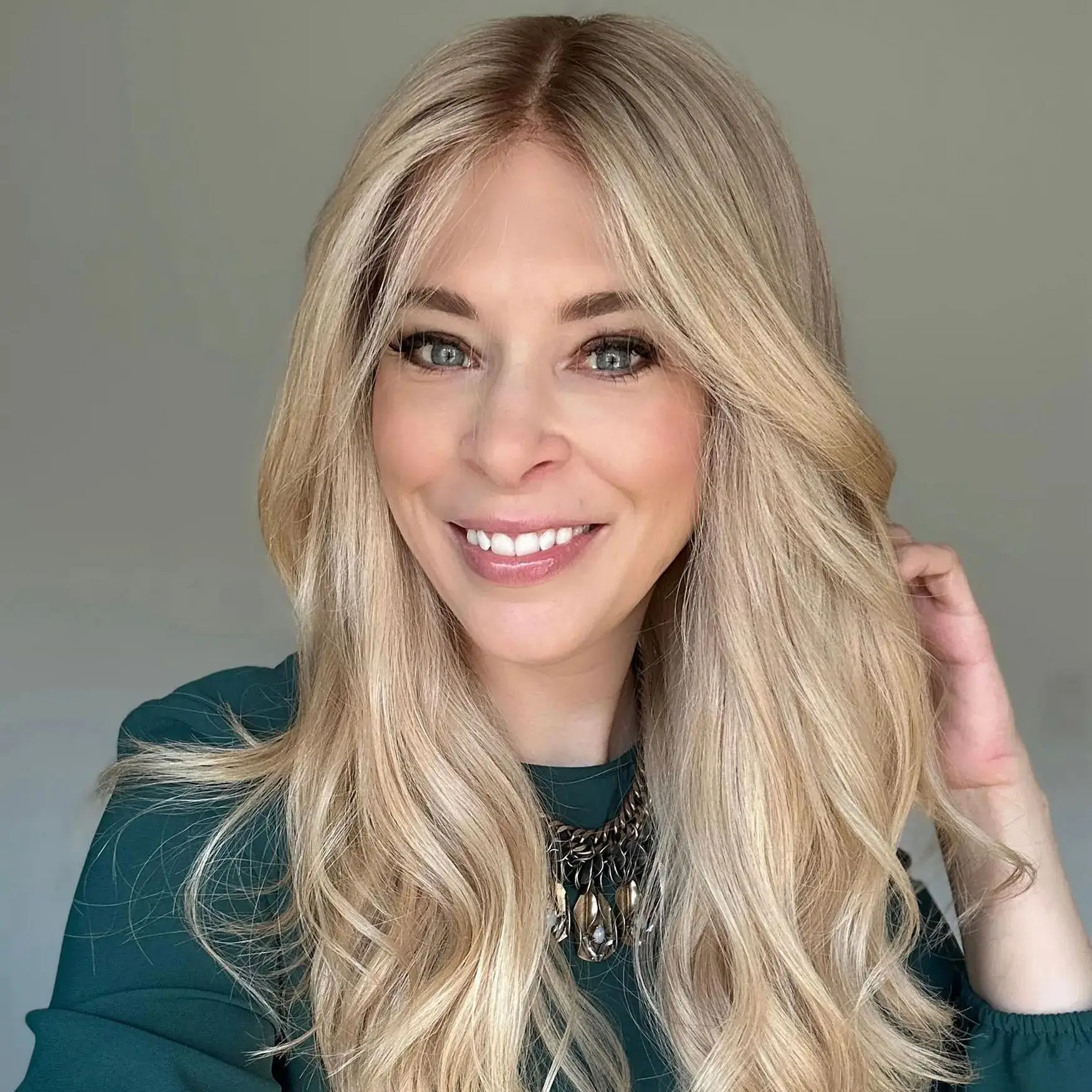 

13*4 HD Invisible Transparent Lace Ombre Ash Blonde Wig with Dark Roots Body Wave Lace Front Synthetic HD Wigs For Women 22''