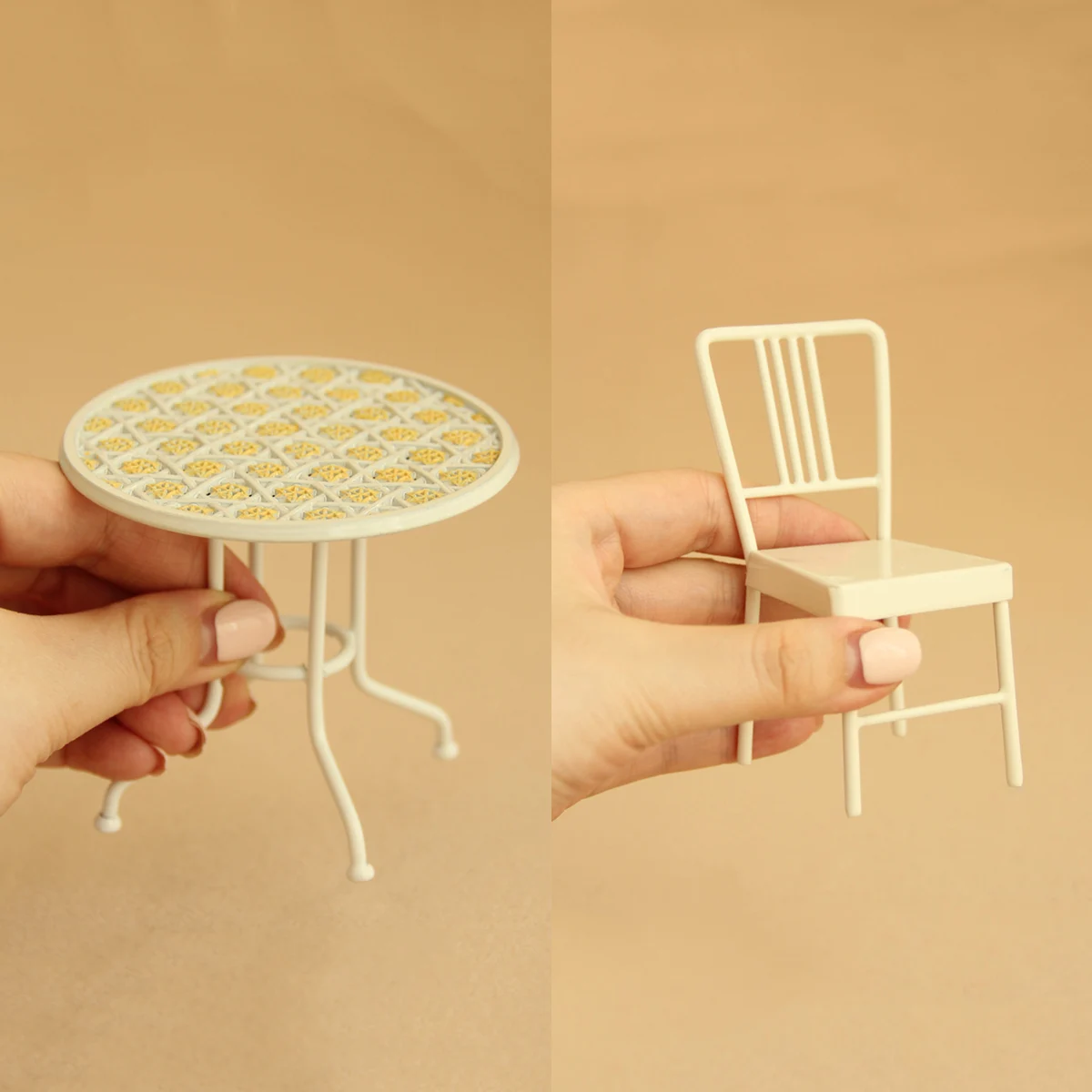 Casa delle bambole Giochi di imitazione Giocattoli 1:12 Tavolo e sedia in ferro artistico Set di tre pezzi Adatto per accessori per la casa delle bambole Bjd Ob11