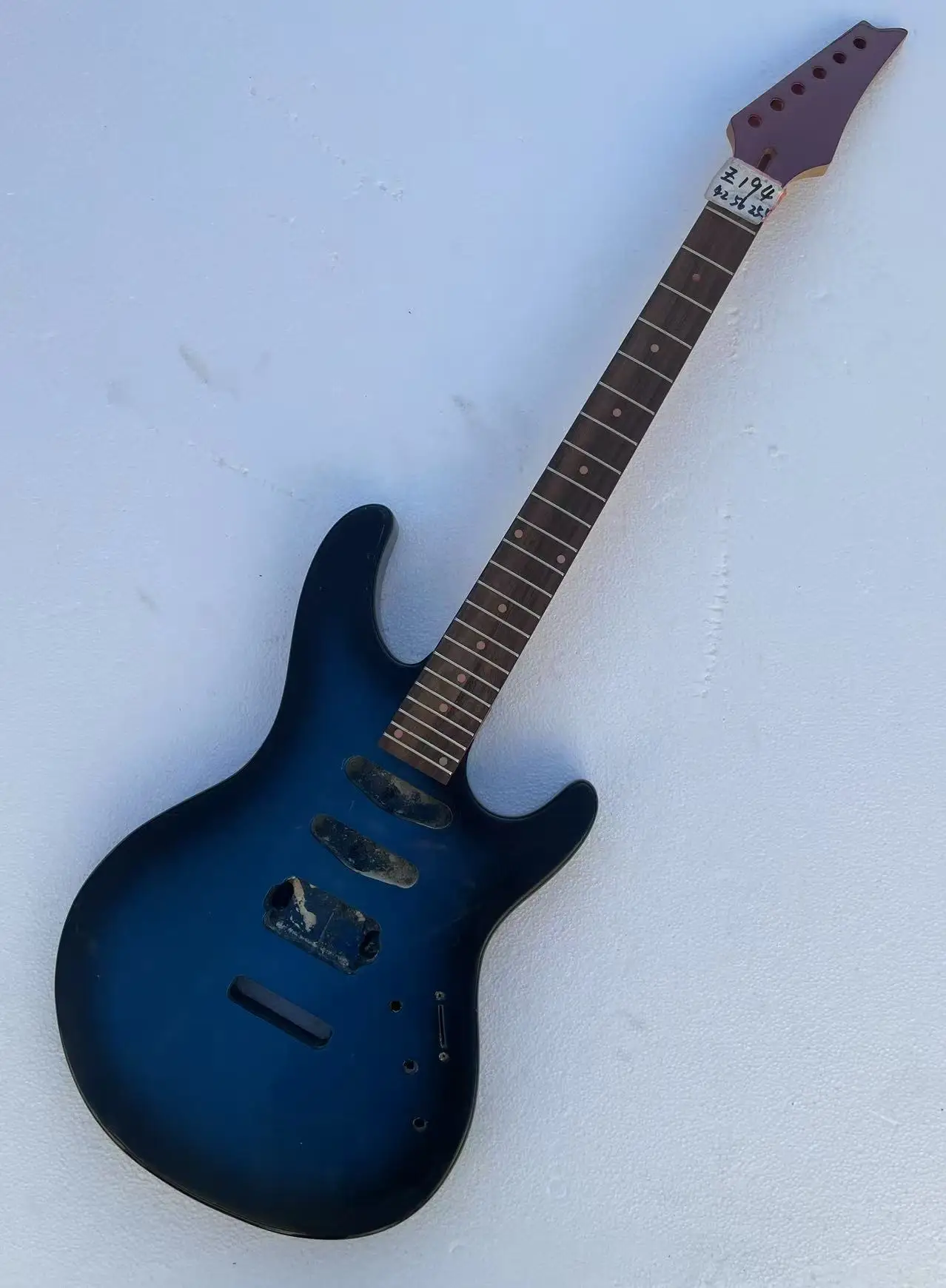 Juego personalizado DIY de piezas de Guitarra eléctrica de 6 cuerdas sin hardware en stock con descuento