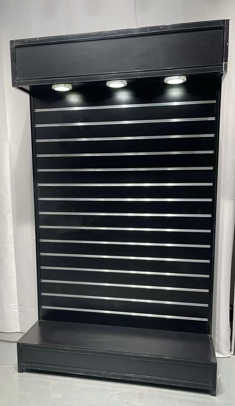 Custom.Hot Sale LED Slatwall Display Stand mit Aluminiumeinsätzen Sltawall Gondola für Stoffgeschäft
