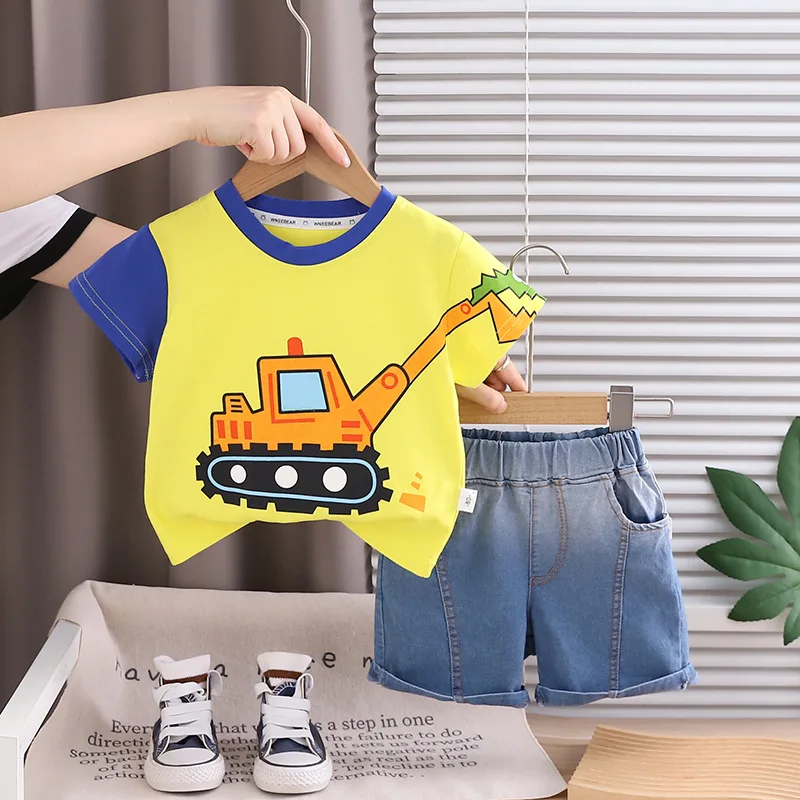 

Комплект детской одежды 2026: Новинка! Летний костюм для мальчика с принтом экскаватора – футболка с коротким рукавом + джинсовые шорты. Повседневный наряд для малышей.