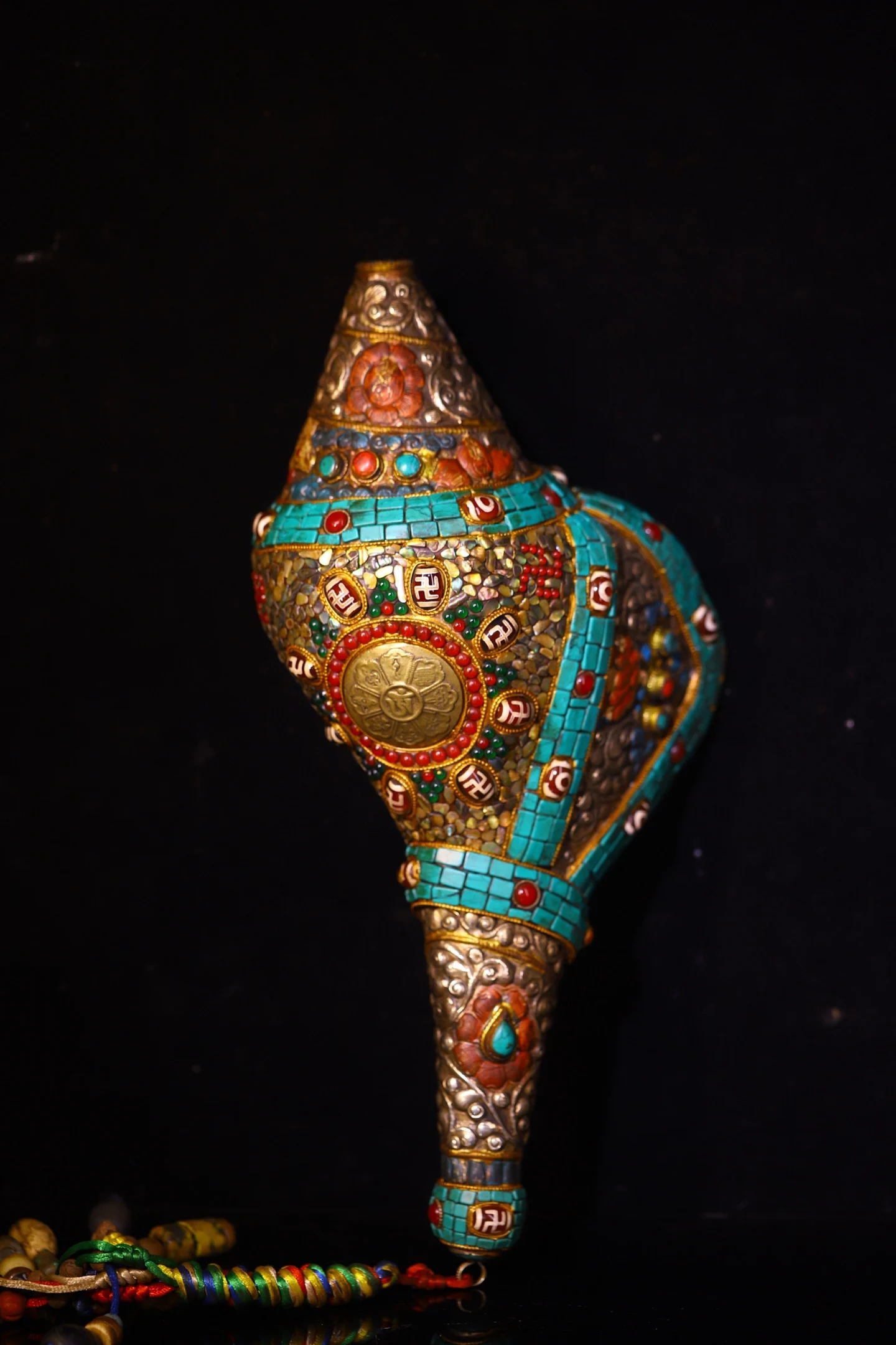 

Old Nepalese Folk Conch Painted Mosaic Gem gZi Beads Turquoise Six Word Proverbs Buddha Conch Amulet Worship Hall