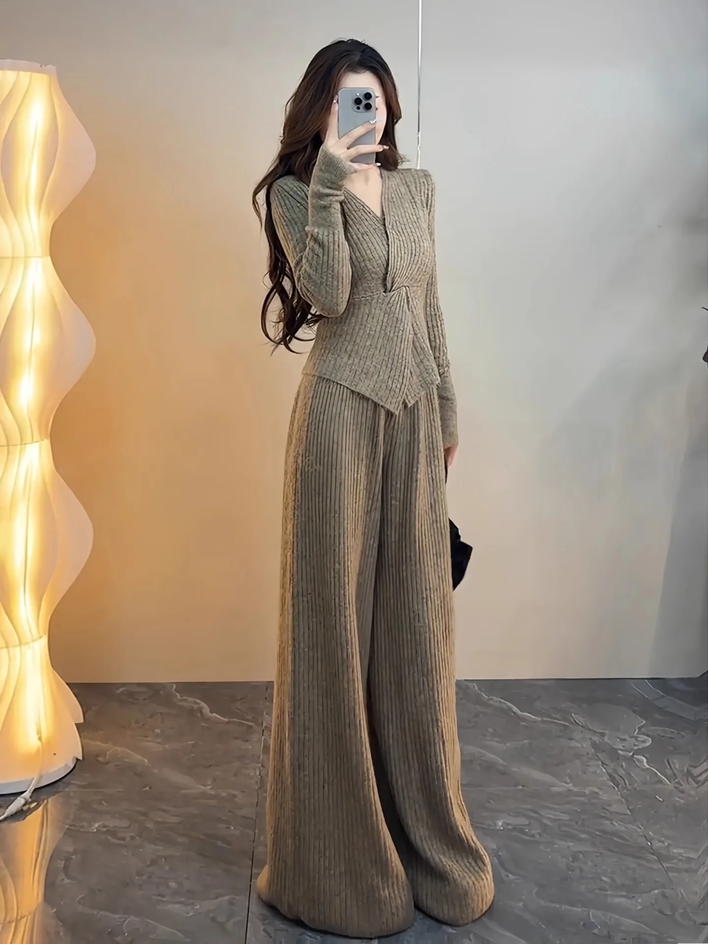 

Fashionable Knitted V-Neck Top And Wide Leg Pants Two-Piece Set for Women Spring Design Elegant Lightweight Casual Sportswear