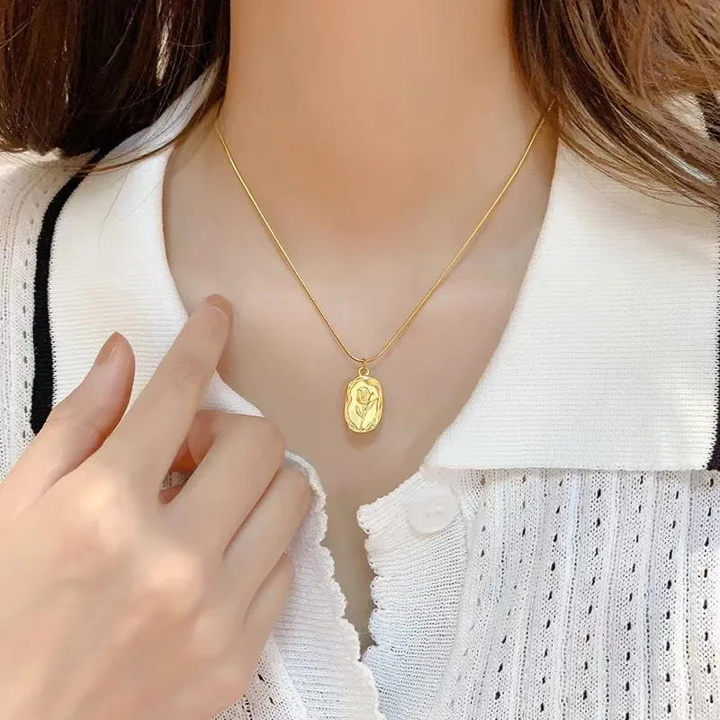 منحوتة روز خمر قلادة قلادة جولة الأفعى العظام سلسلة الفولاذ المقاوم للصدأ مقاوم للماء المرأة ضوء المجوهرات الفاخرة هدية