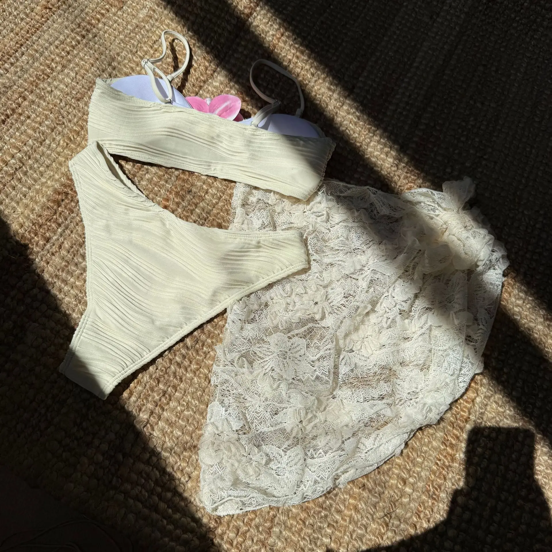 Sexy Blumen-Bandeau-Bikini-Sets, 3-teilig, mit Blumen-Spitzenbezug, Rock, Tanga, Badeanzüge, Badeanzug, Strand-Outfits, Biquini, Tankini