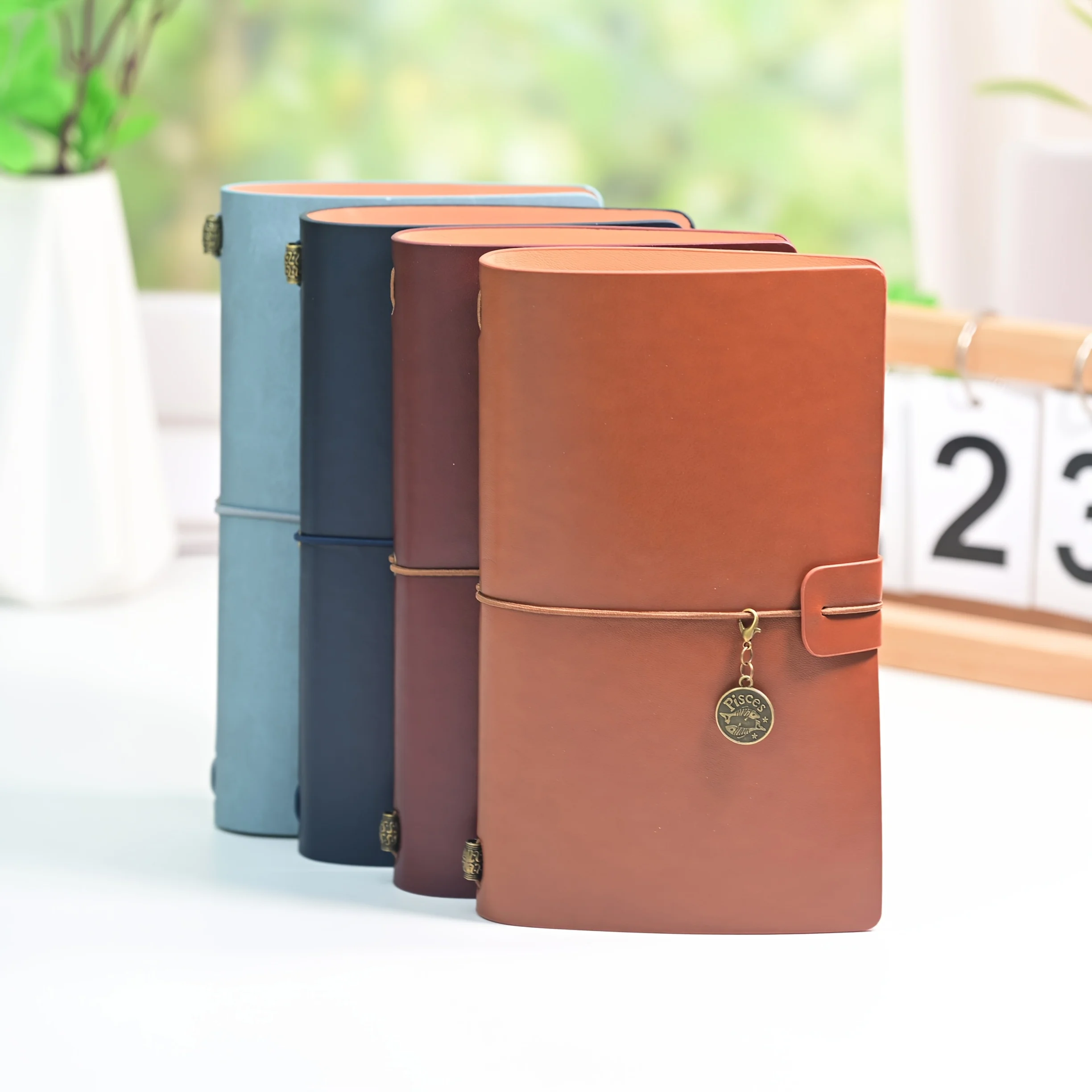PU Leather Journal Travelers Notebook 14x10cm Gift Pocket Notebook Refillable Notebook 144 Pages Round Charm Journal Diary A6