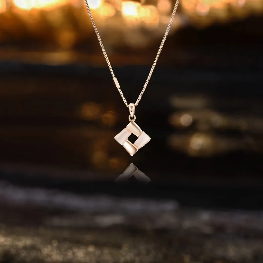

Summer Elegant Rhombus Pendant Necklace Niche Exquisite Clavicle Chain Versatile Daily Jewelry for Ladies