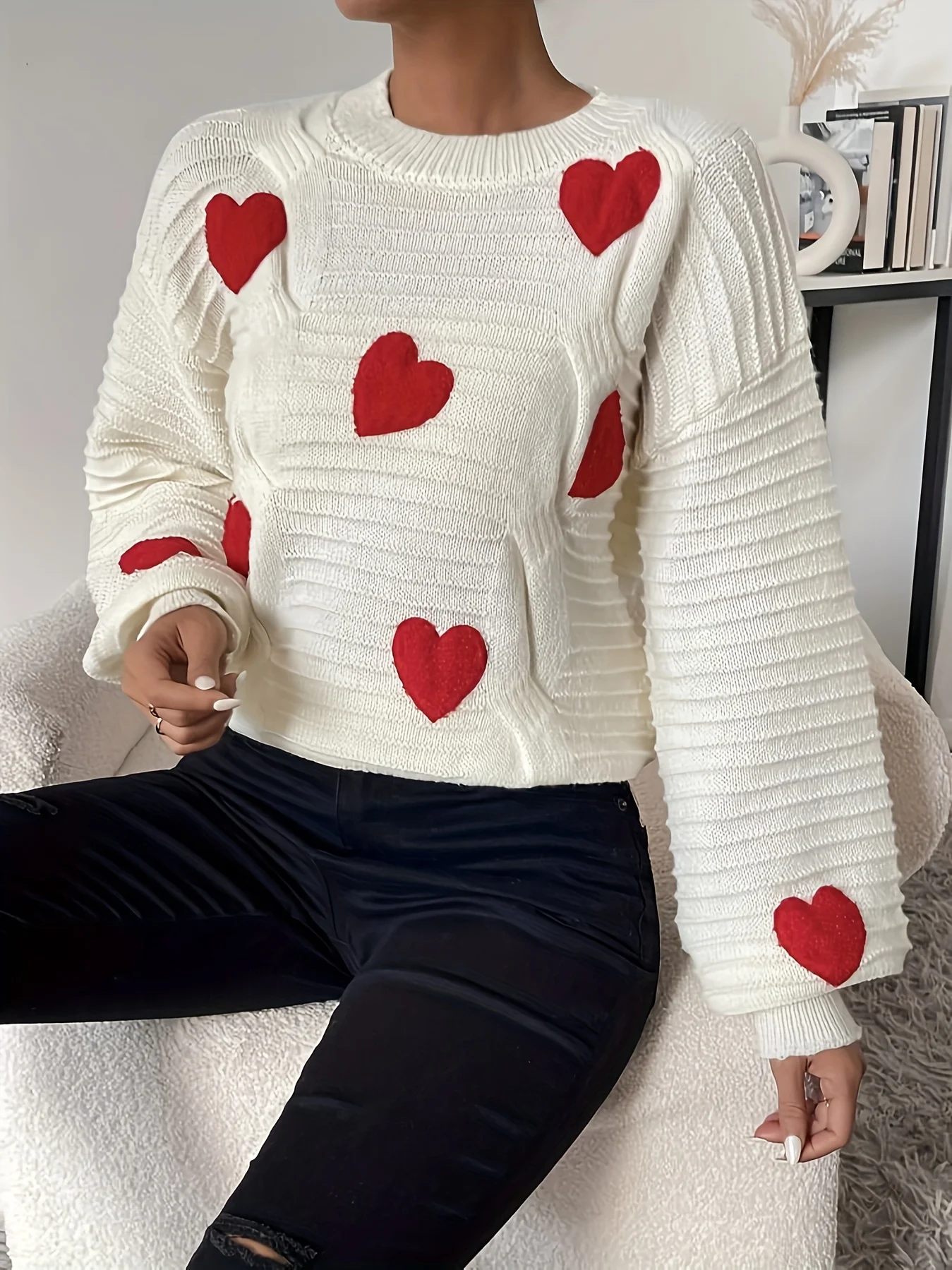 Fall/Winter 2024 Fall/Winter Versatile Round Neck, Casual Style, Loose and Thin, Slim Heart Pattern, Design Sense Niche Knitwear