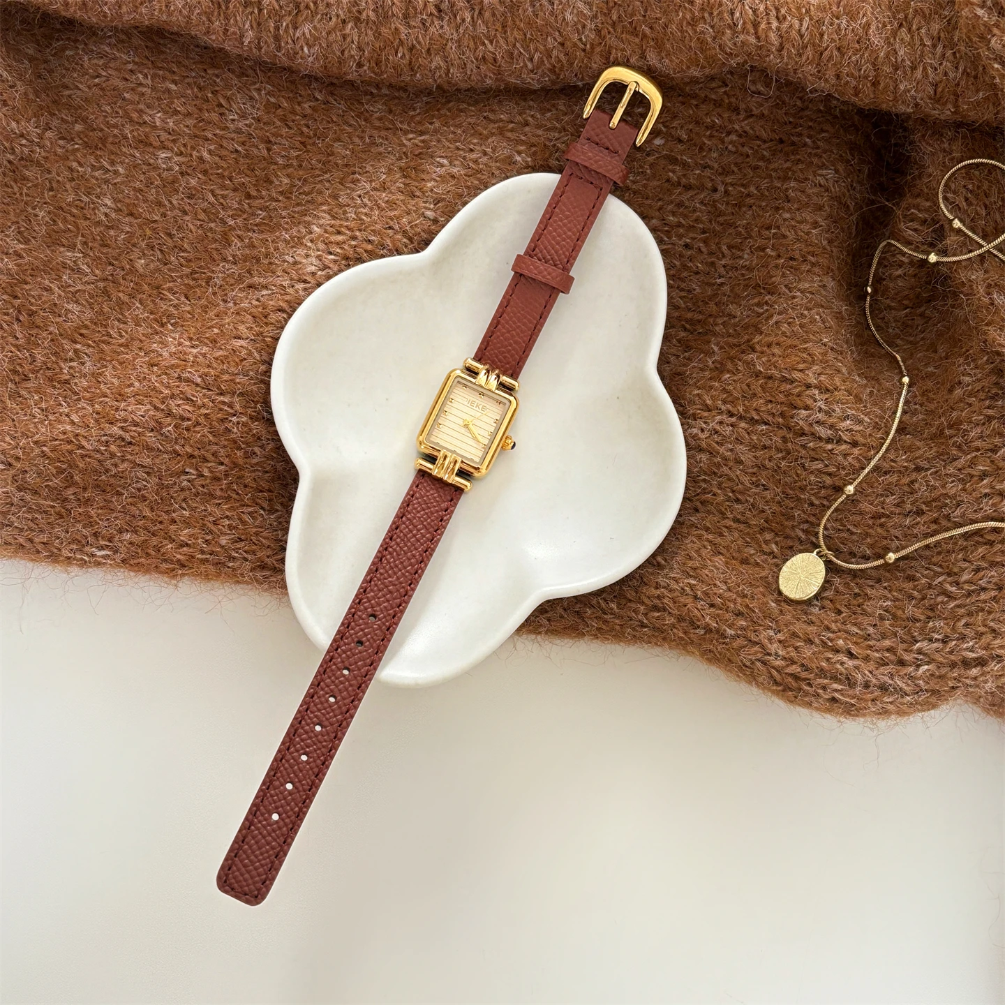 

New women's wristwatchKorean style designsimplecasualversatileartisticand retro women's wristwatchhigh-end women's wristwatch