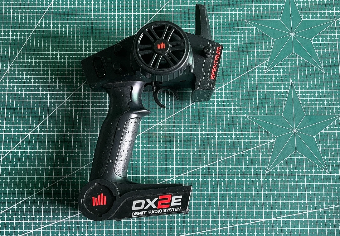 

Б/у радиопередатчик Spektrum DX2E DSMR 2.4GHz 2-канальный для радиоуправляемых моделей автомобилей, грузовиков и лодок профессионального уровня.