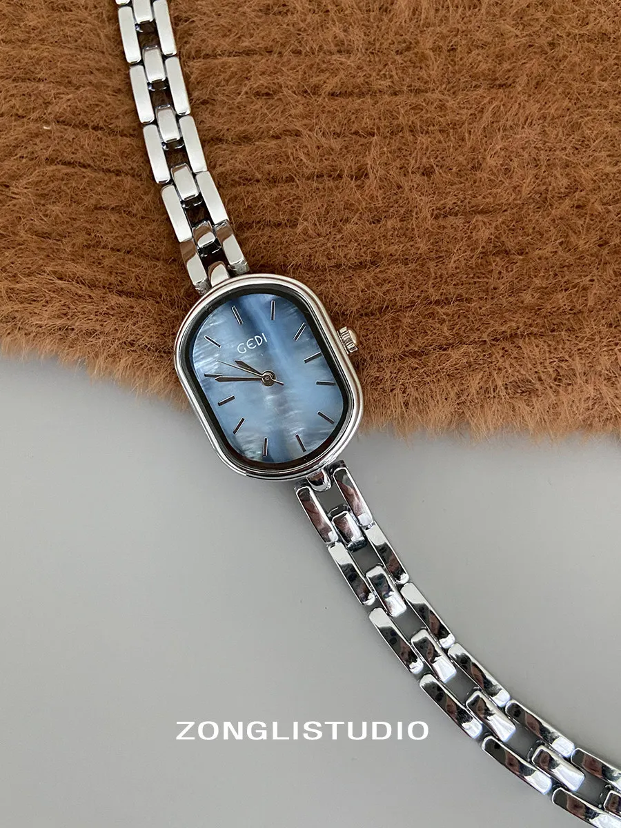 

Новые романтические и стильные женские часы с нежным ремешком из нержавеющей стали. Элегантный минималистичный и универсальный дизайн.