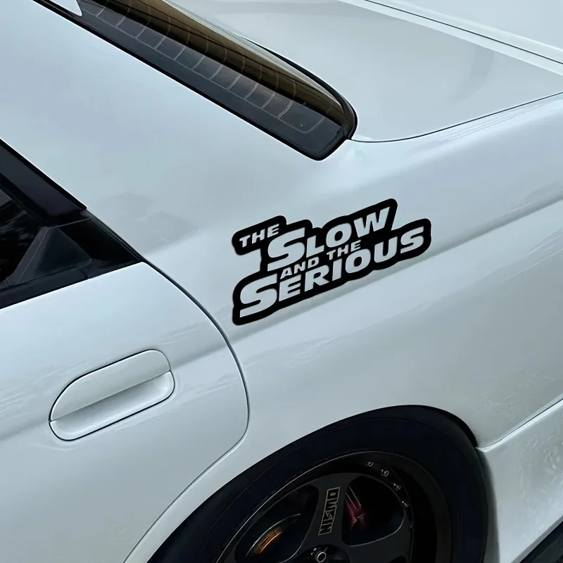 

1 шт., виниловая наклейка «THE SLOW AND THE SERIOUS», с юмористической пародией (черно-белая) - наклейка «сделай сам» для автомобильных аксессуаров для ноутбуков
