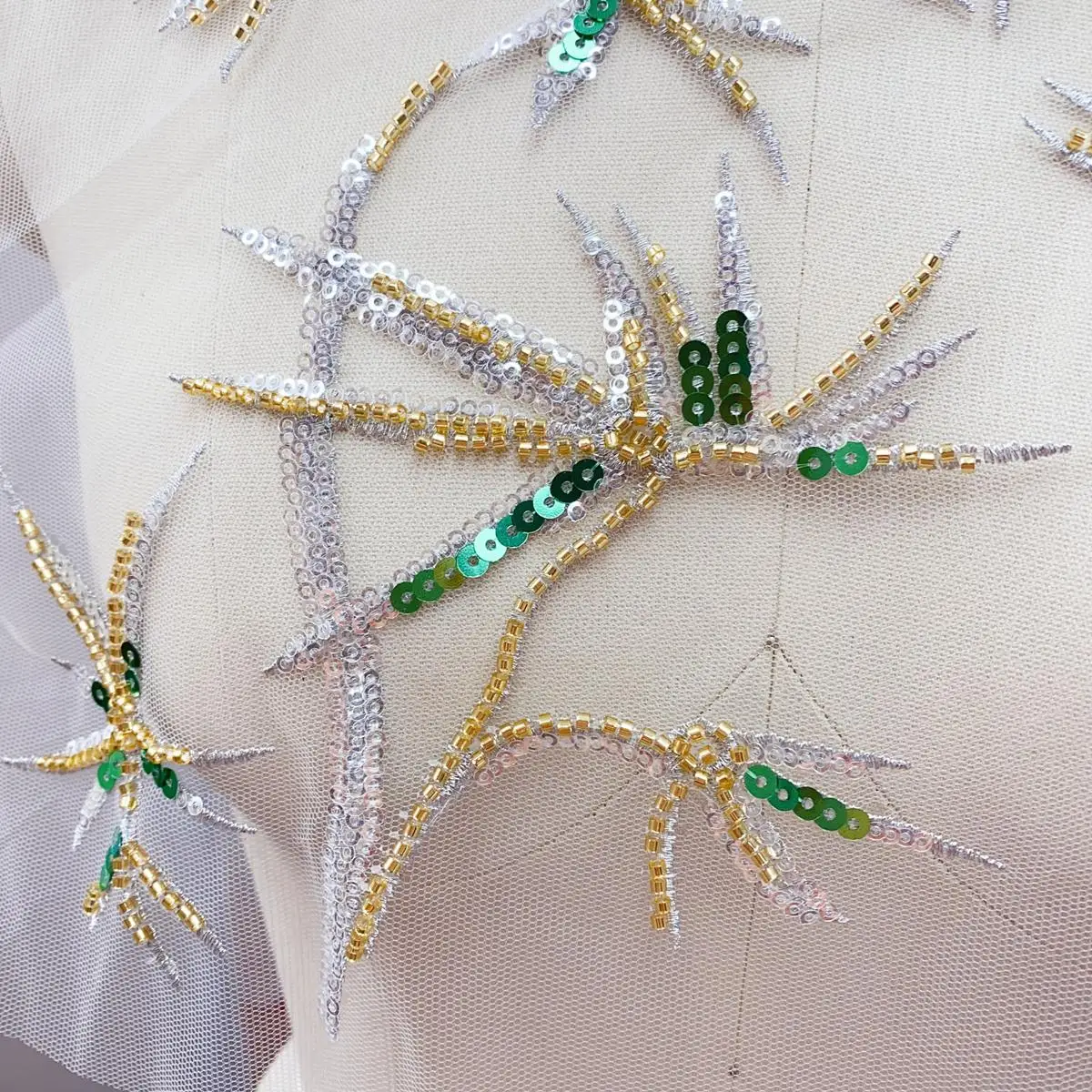 2 Stück. Abendkleid mit losen Blumen, silbergrünen Pailletten, goldenen Perlen, Spitze, handgefertigtes DIY-Accessoire. – Detail 4