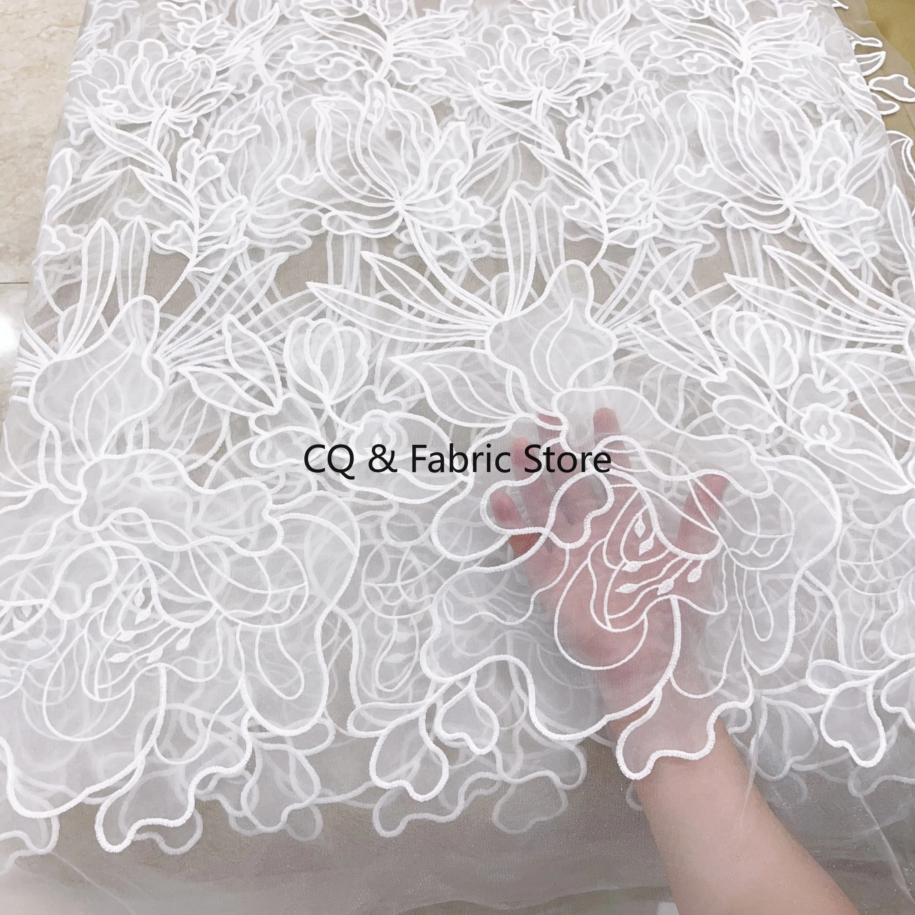 Hochwertiger Spitzen- und Netzstoff mit lasergeschnittener Organza-Blume für Hochzeitskleid und Abendkleid. Eleganter Braut-Spitzenstoff