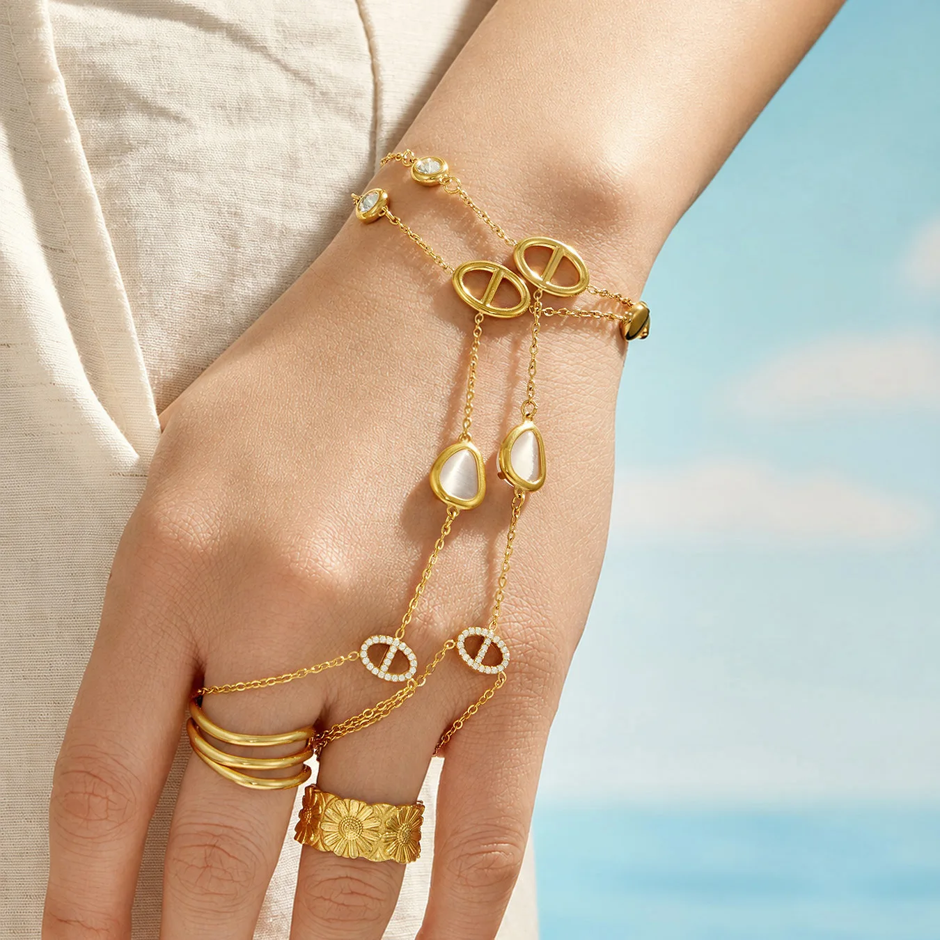 Zierliches Handkettenarmband für Damen, Edelstahl-Handkettenarmbänder, 18k vergoldetes Armband, rundes Zirkon-Charm-Armband – Detail 2