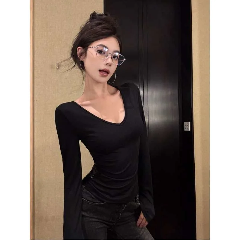 

Top T-shirt Women's Autumn V-neck Lace Patchwork Sexy Cutout Backless Design Fitted New Minimalist Fashionable Niche Versatile