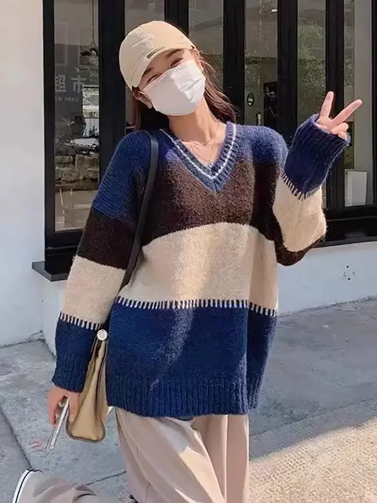Sweter damski z dekoltem w serek, kontrastowymi kolorami, dzianinowy, modny, luźny, typu baggy, patchworkowy, z długim rękawem, miękki.