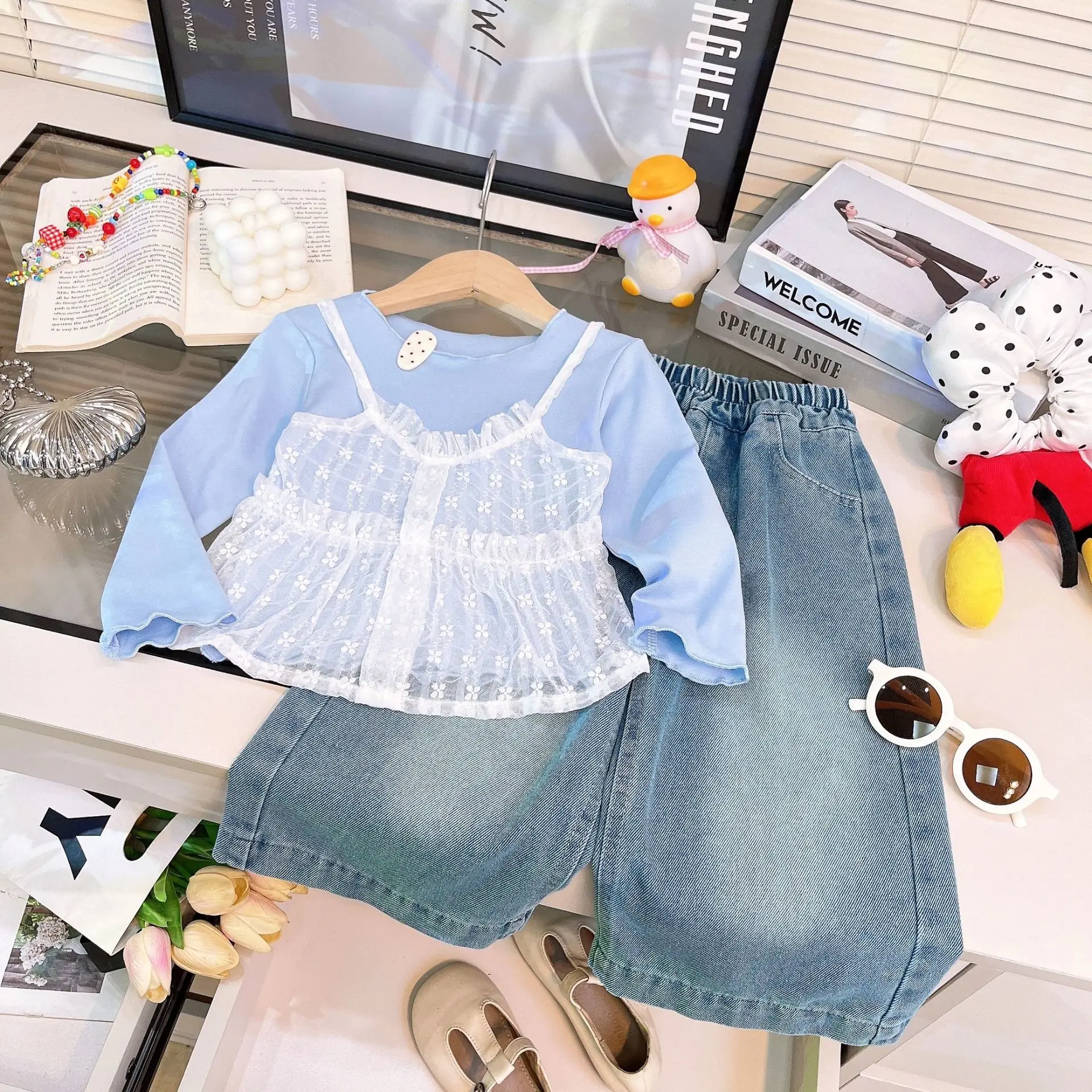 Mädchen-Set aus Spitzen-Top mit Lagenoptik und Jeans – 2-teiliges Freizeitoutfit mit Rüschendetail, Kinderkleidung im koreanischen Stil für Mädchen – Detail 1