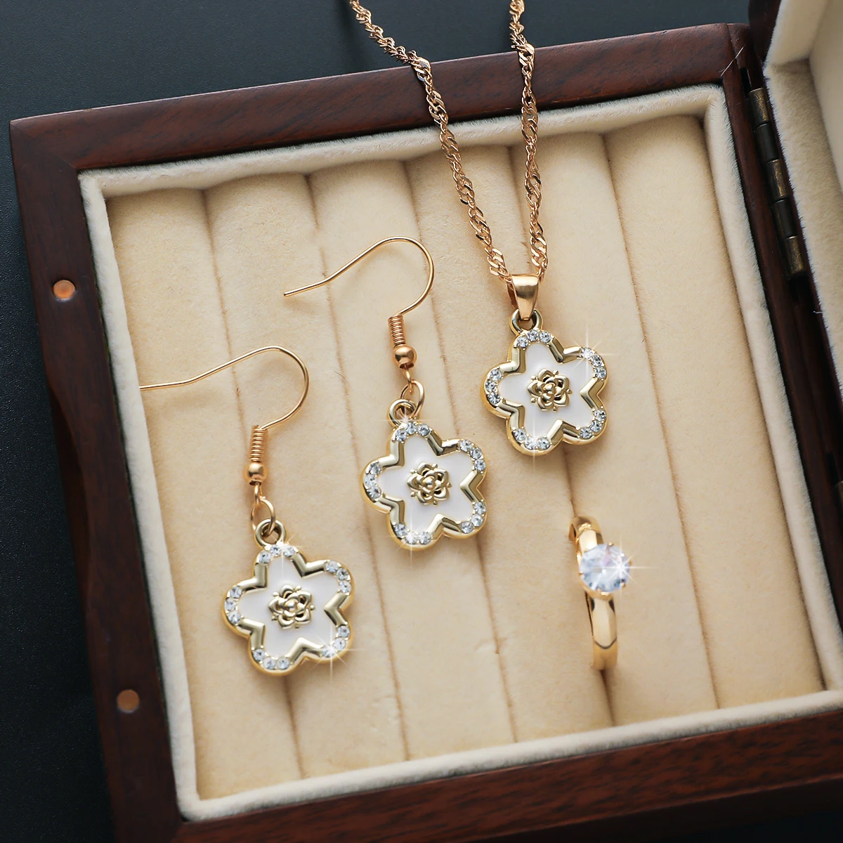 4PCS Light Luxury French Elegant Flower Necklace,  Earring Bracelet Set, Suitable for Daily Wear, Ideal Gift for Valentine's Day