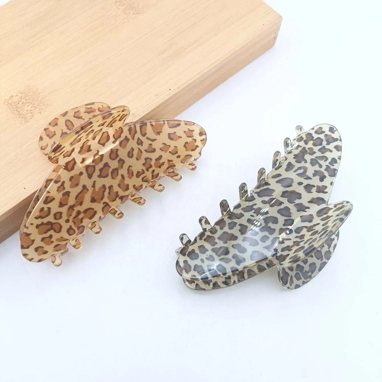

Retro High Quality Hair Claw Large Hair Claw For Women Elegant Hairpin Shark Clip Lady Leopard Hair Clips Headdress