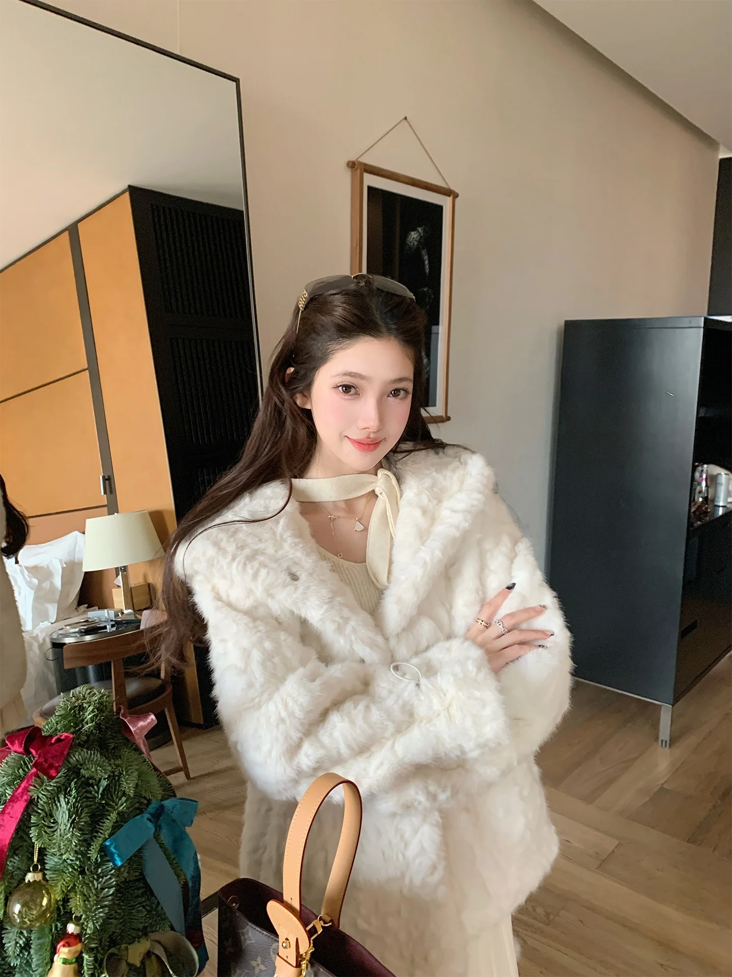 

Зимняя женская куртка ChuChu Philadelphia First Snow с капюшоном, из экологичного искусственного меха, утепленная, средней длины, Aosphere Sense, пушистая