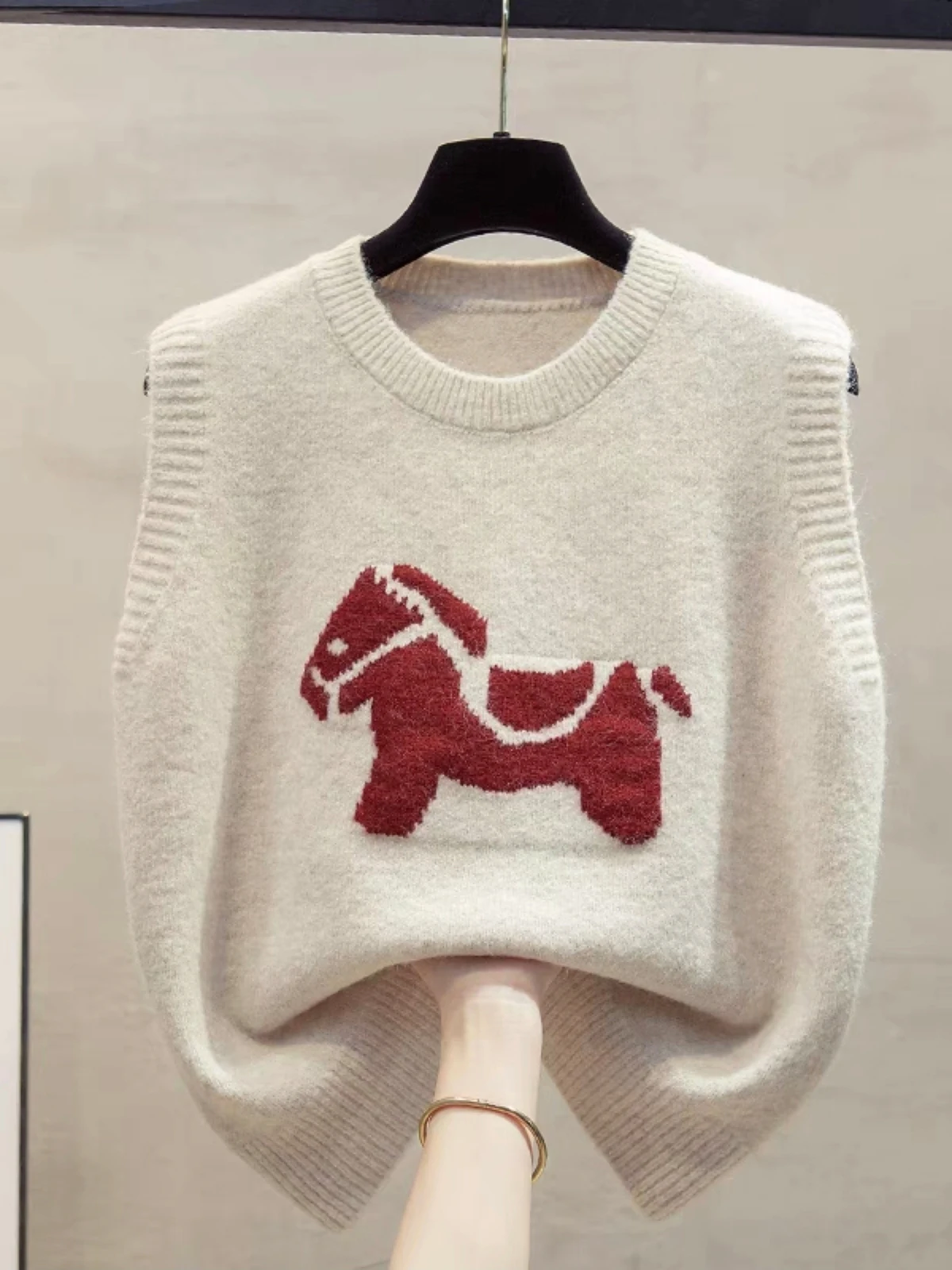 

Милый вязаный жилет Ama с вышивкой и круглым вырезом, женский свободный универсальный жилет-свитер для многослойных образов, удобный и мягкий