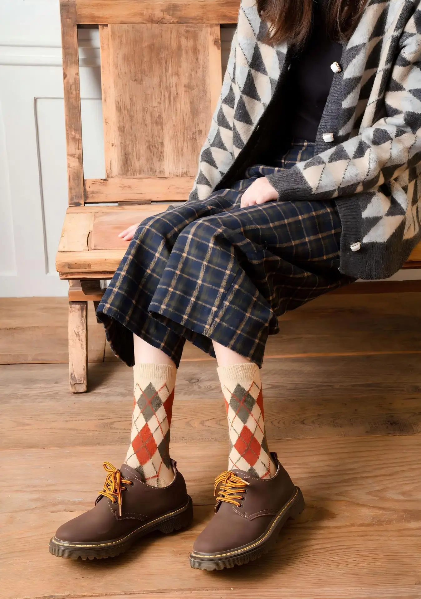 Retro-Socken mit Diamantmuster, die bis zur Mitte der Wade reichen, 5er-Pack, im britischen Stil mit farblich abgesetzten Mustern, strukturierte vertikale Streifen, geeignet für trendige Outfits, zum Tragen im Alltag oder als Geschenk für die Feiertage. – Detail 5
