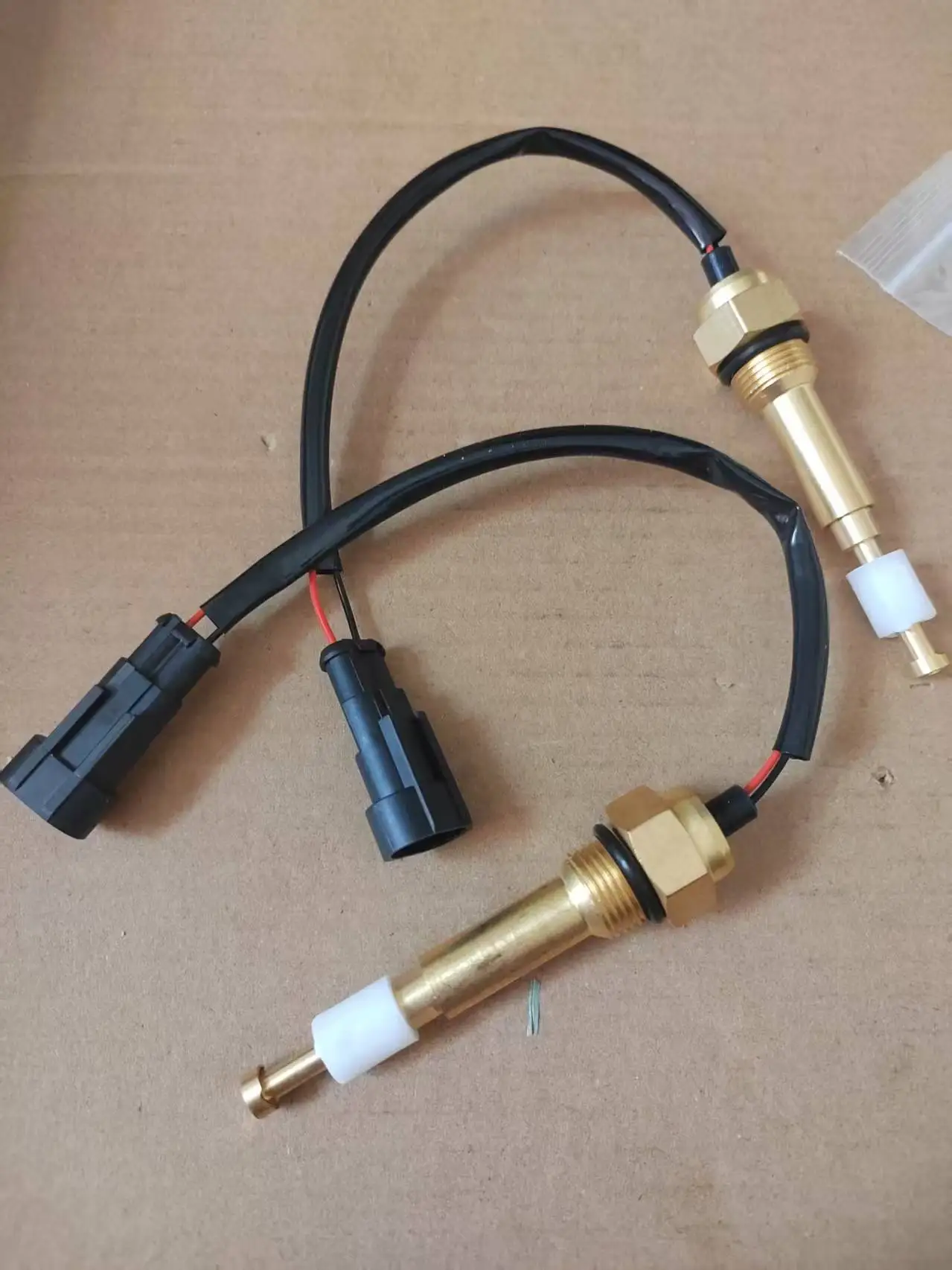 مستشعر مستوى المياه المبرد المساعد SG2141 M18، مناسب للحافلات والمتوسطة والمدربات السياحية مع عائمة لخزان التوسع