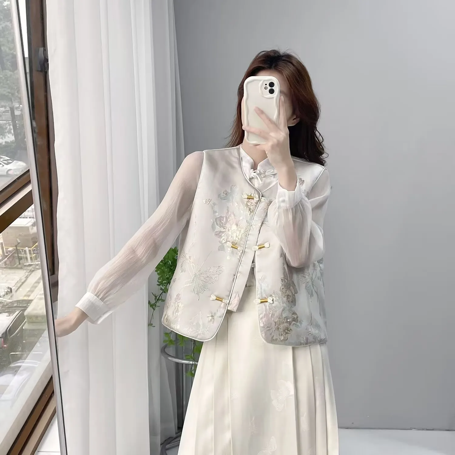 2026 Spring Fashiona Thin Chinese Style Coffee Outwear New Top Jacket Buttoned Vest And V-neck Waistcoat Female Embroidery Coat