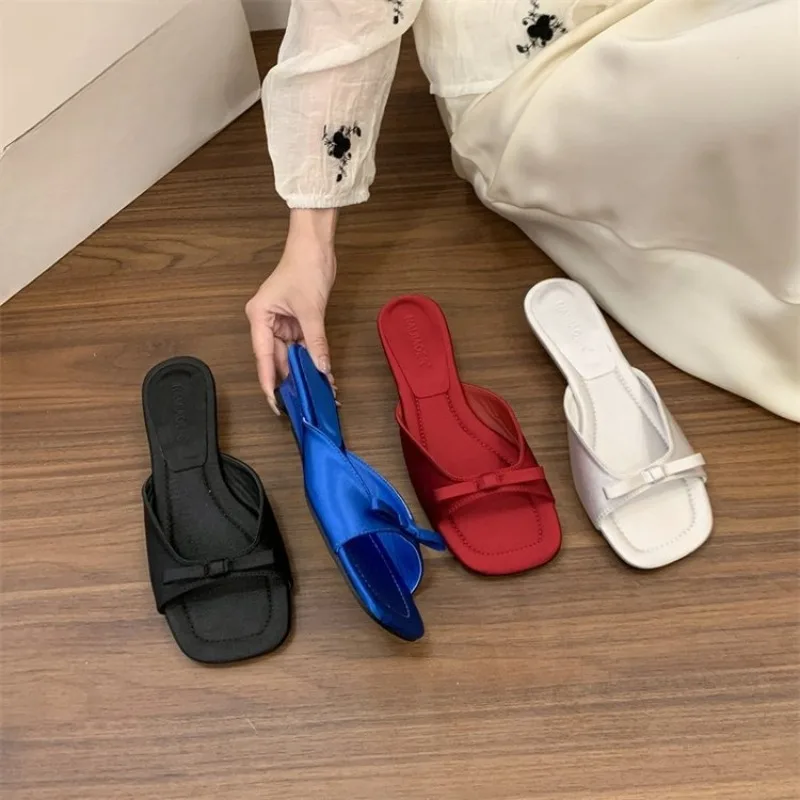 Sommerliche neue Schleifen-Sandalen: Elegante, vielseitige Keilabsatz-Pantoletten mit eckiger Zehenpartie für den Außenbereich