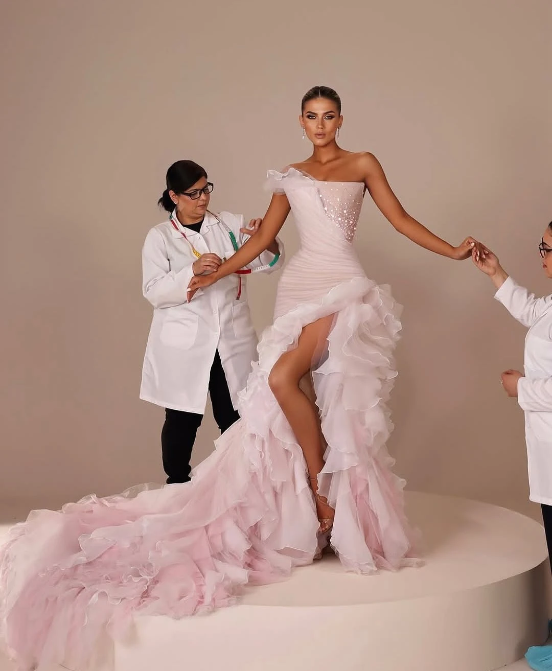 럭셔리 머메이드 이브닝 드레스 원숄더 사이드 슬릿 백리스 프롬 파티 가운 맞춤형 스윕 트레인 로브 사진 촬영용