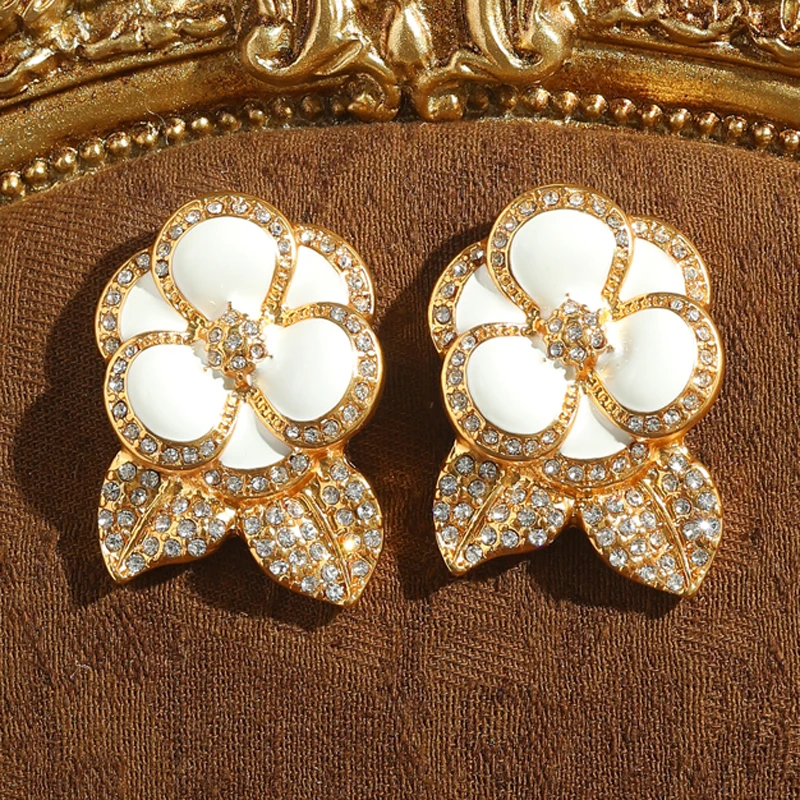 

Vintage Stud Flower Earrings White Enamel Rhinestone Antique Gold Color Leaf Accessories Women Wedding Luxury Quality Jewelry