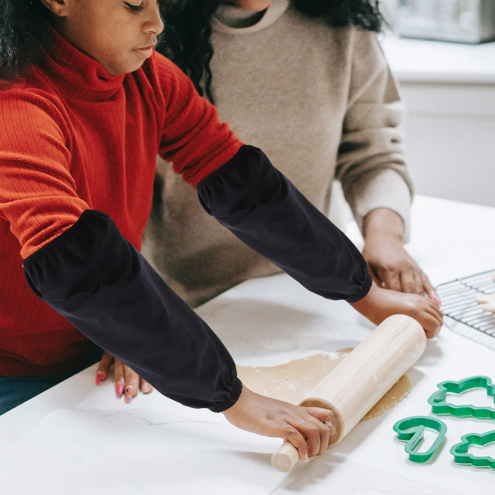 

4 пары креативных маслостойких нарукавников: дышащие, эргономичные, для защиты рук при готовке, уборке, приготовлении еды, для использования на кухне и в ресторанах