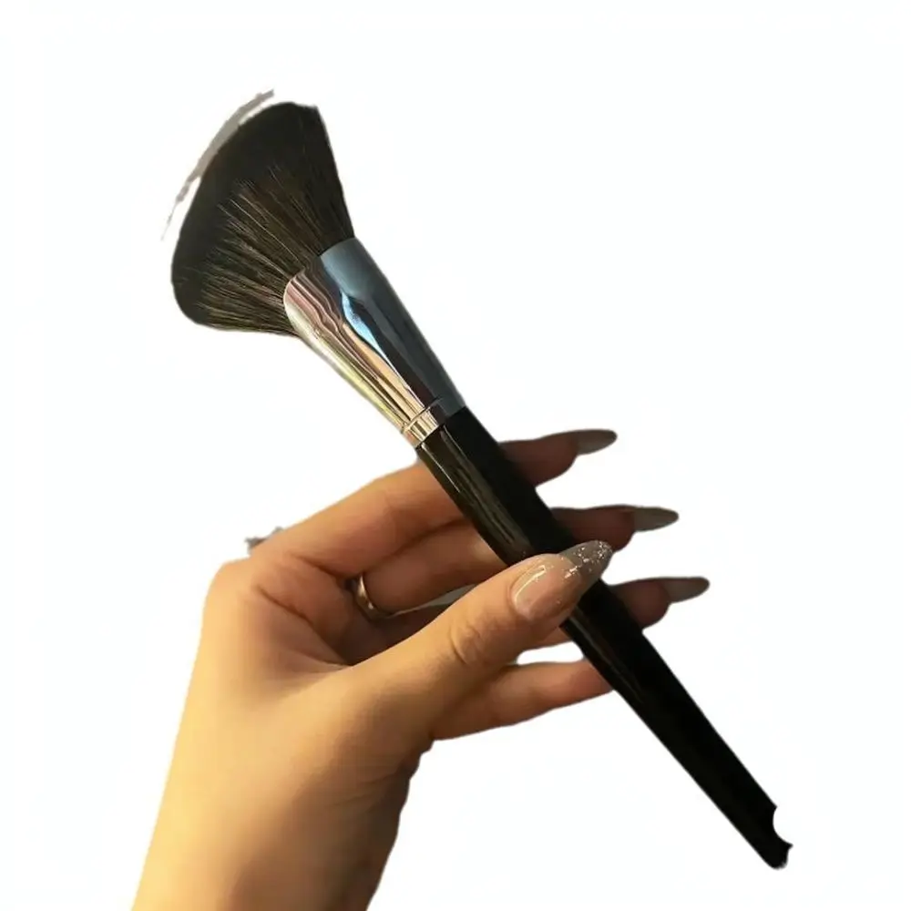 pennello-ergonomico-con-setole-morbide-sintetiche-dalla-forma-angolata-ideale-per-modellare-il-viso-strumento-professionale-per-il-trucco-perfetto-per-ottenere-un-effetto-sfumato-uniforme