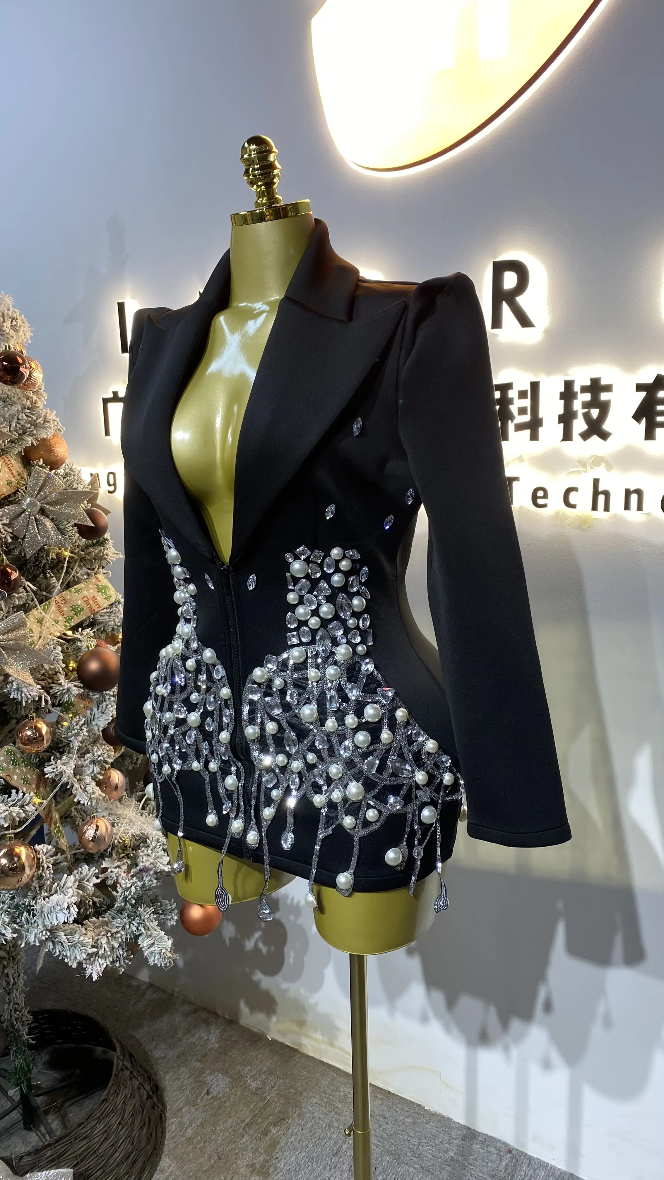 Women's sequined long-sleeved suit jacket with luxurious design and crystal pearl beading.-GZXX349