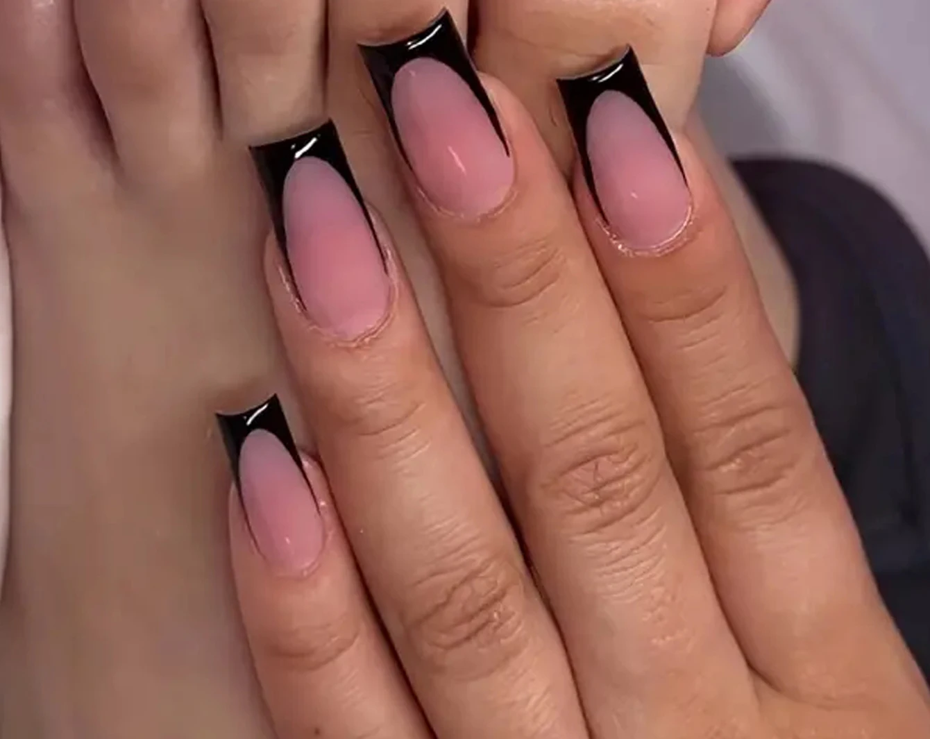 48 قطعة من درع اليد والقدم باللون الأسود الفرنسي، أظافر صناعية لامعة مغطاة بالكامل بأظافر كسر الربيع العارية للنساء