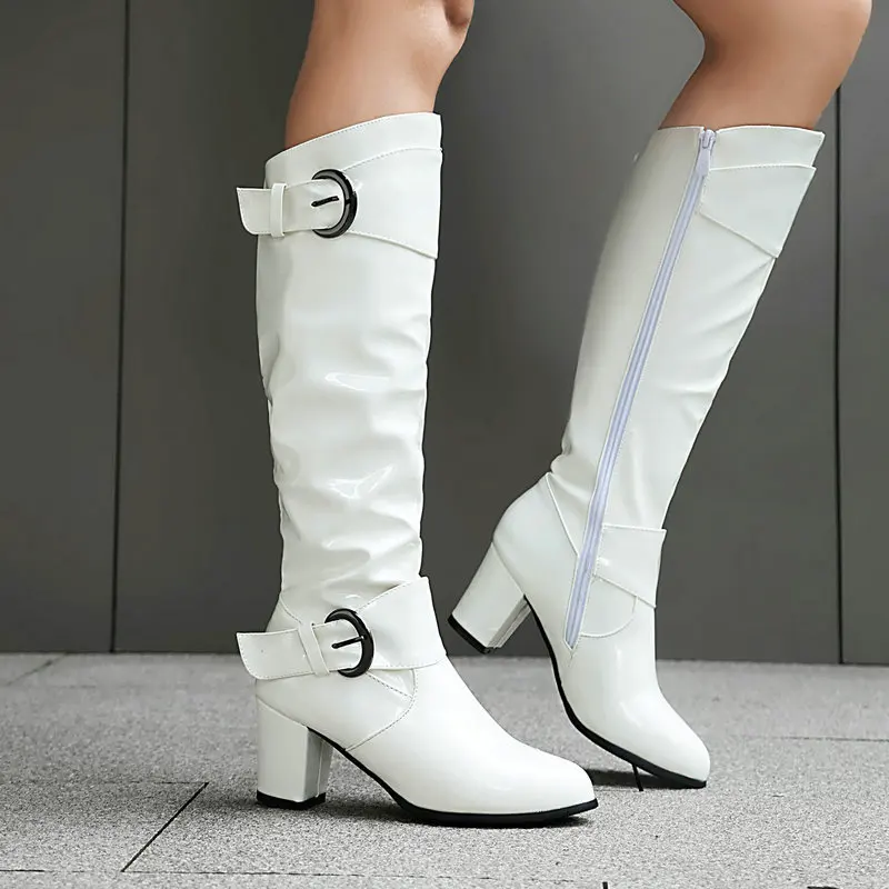 Botas Altas de Charol para Mujer en Negro, Rojo y Blanco con Tacón Cuadrado, Cremallera Lateral y Decoración de Hebilla