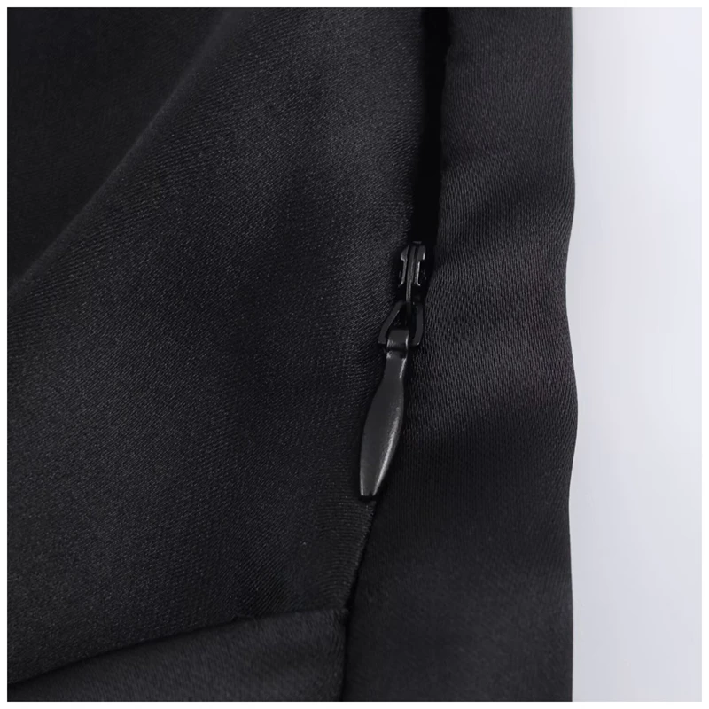 فستان جديد لعام 2025 عالي الجودة بياقة ثنيات وأكمام قصيرة أنيق للحفلات فستان نسائي غير متماثل من الساتان الأسود