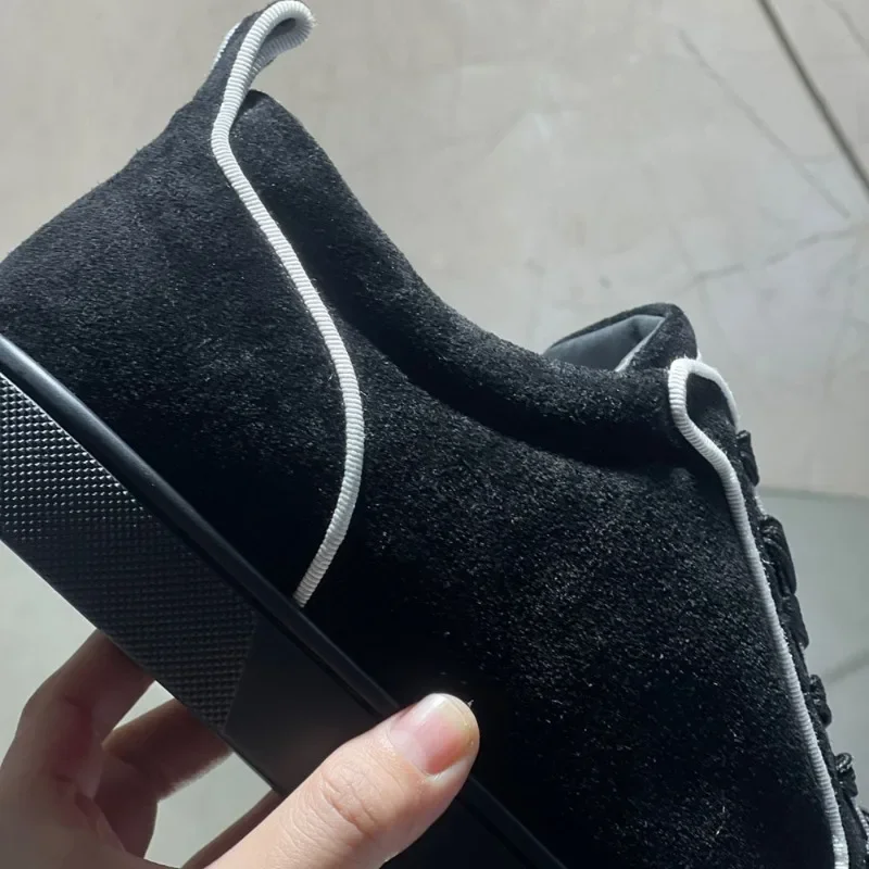 Mode Low Top Rote Unterseite Für Männer Luxus Qualität Trainer Fahren Keine Spikes Schwarz Wildleder Echtes Leder Nieten Wohnungen Sneaker