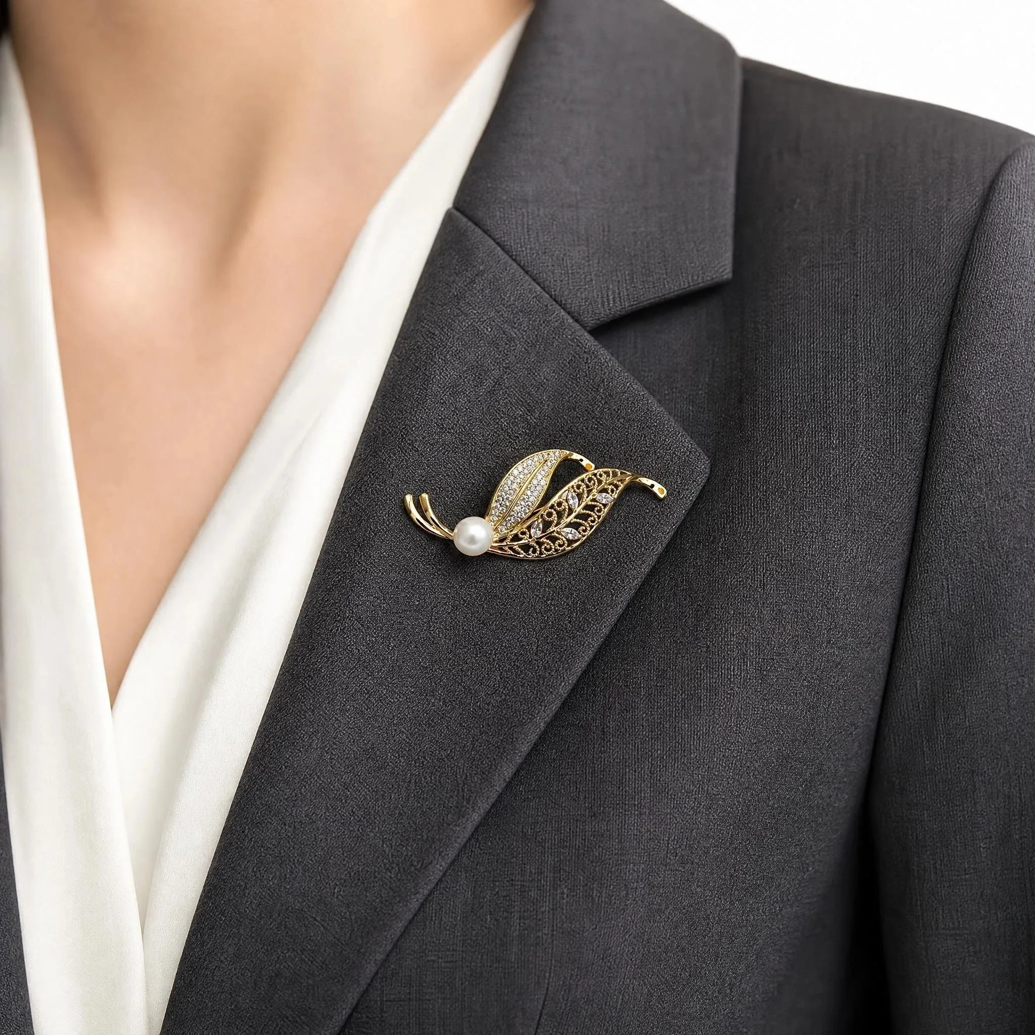 Leaf Women's Alloy Brooch Exquisite Anti-Glare High-End Pin for Coat Suit Chest Flower Party Accessory Gift