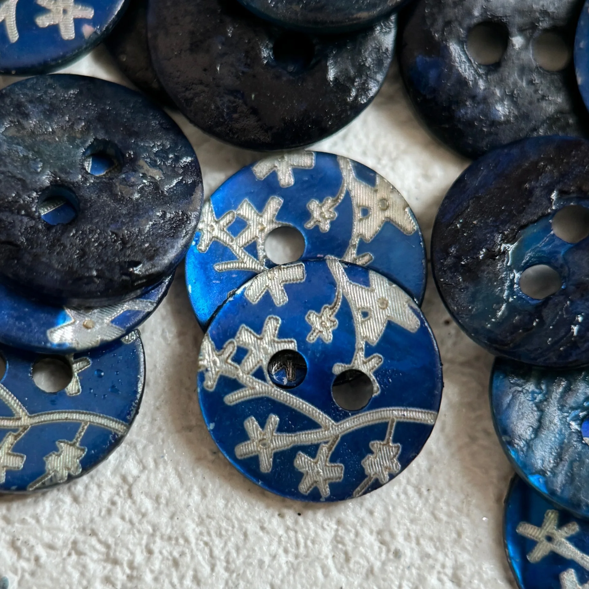 11.5mm Natural Shell Button for Vintage Shirt Coat Blue Leaf Branch Two-Hole Journaling Small Clothes Decorative Accessories