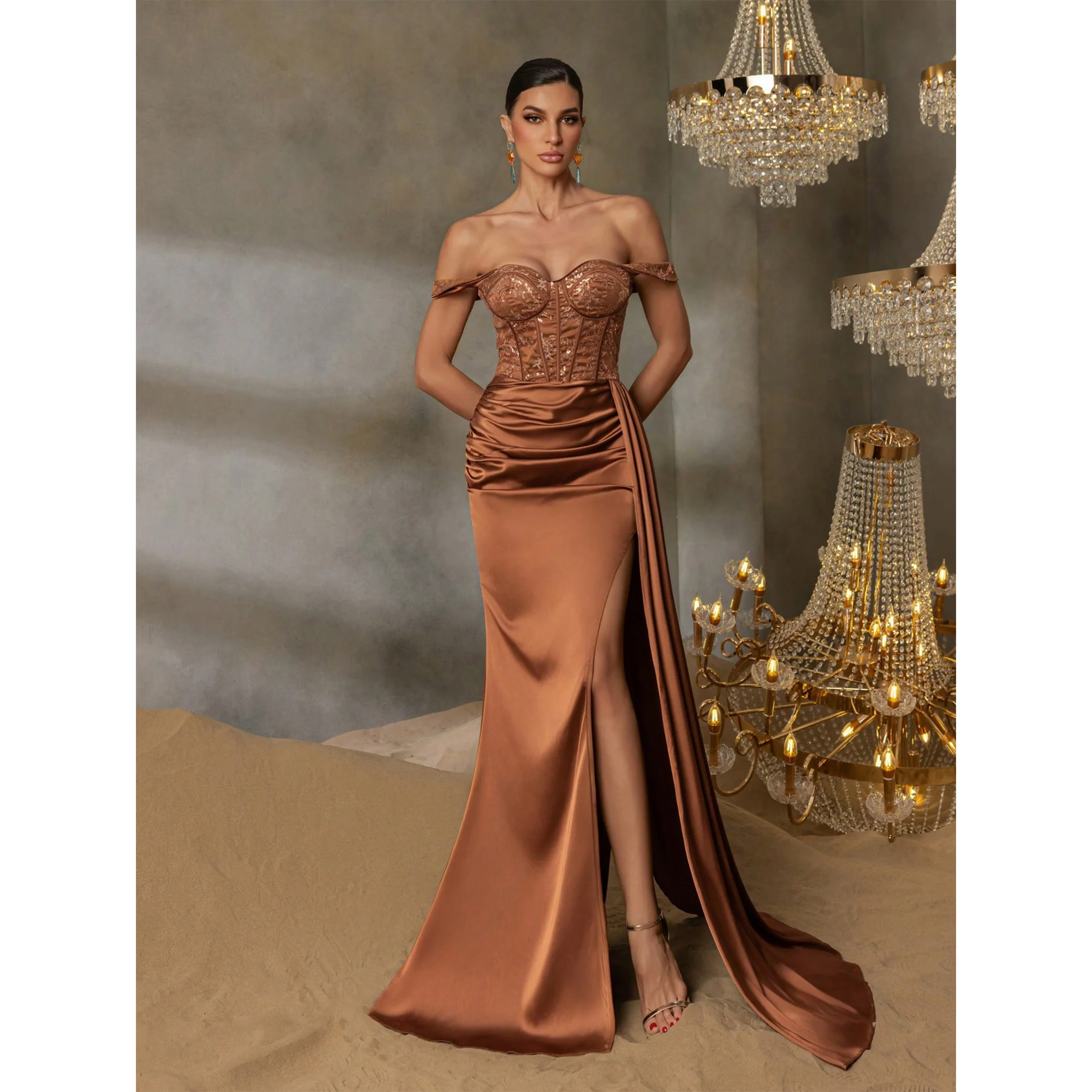 

Вечернее платье с открытыми плечами и блестками, лифом и контрастным атласным подолом